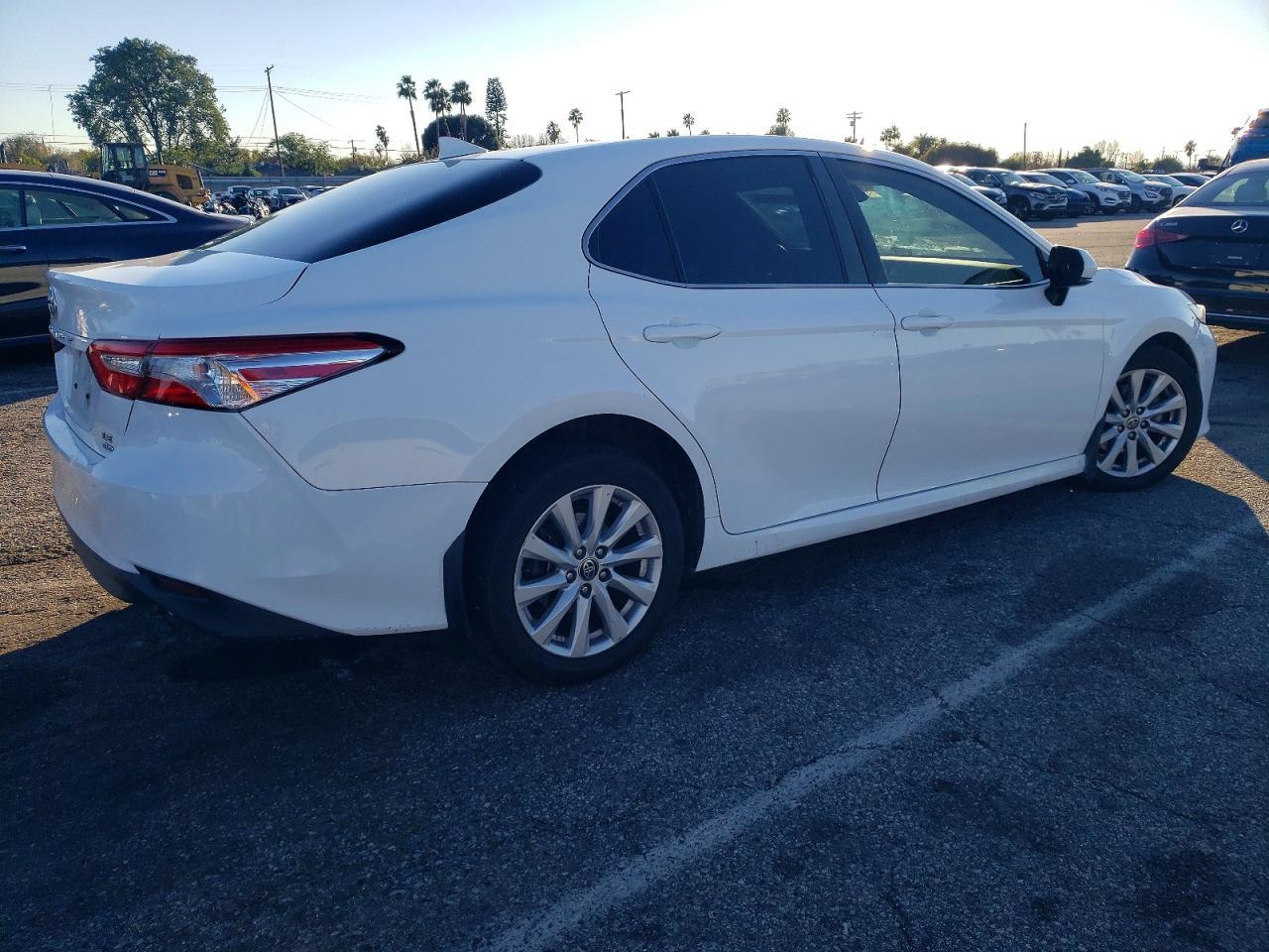 2020 Toyota Camry Le - zdjęcie 5