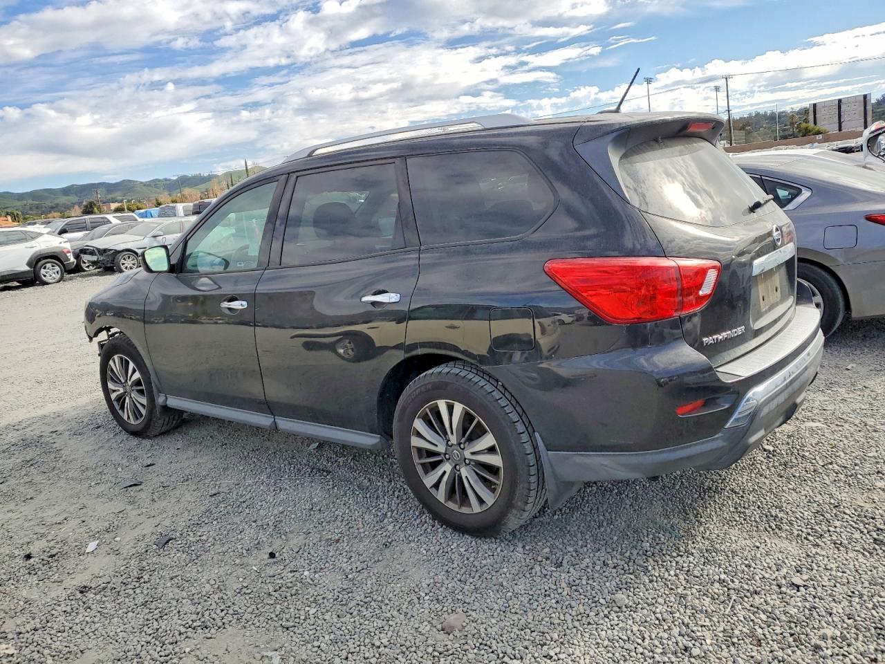 2017 Nissan Pathfinder S - zdjęcie 2