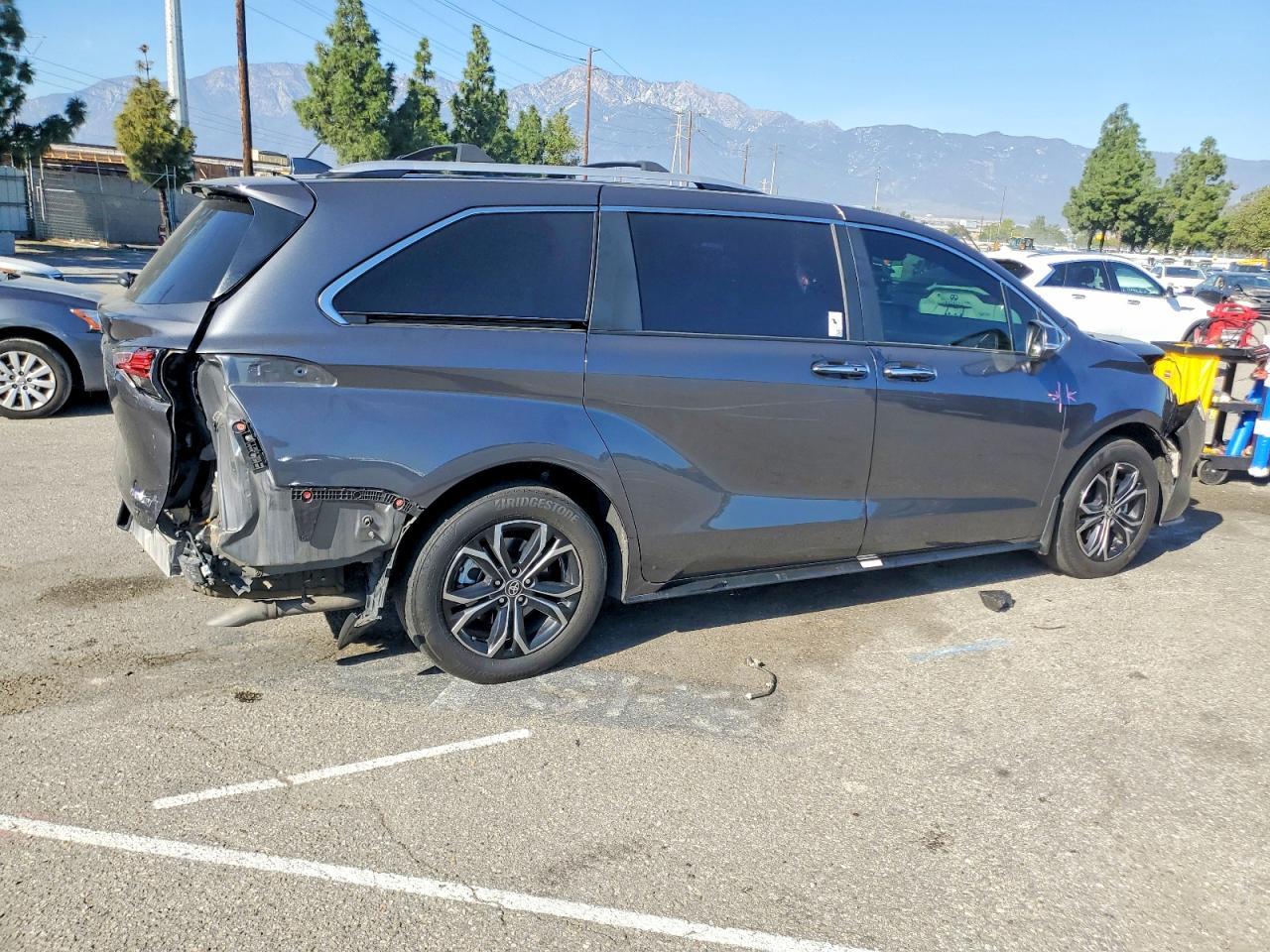 2025 Toyota Sienna Limited - zdjęcie 3