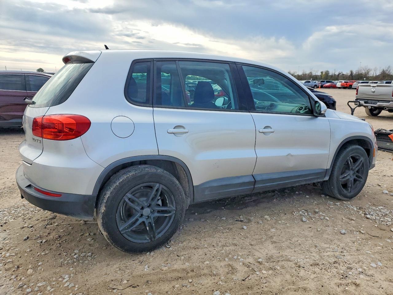 2014 Volkswagen Tiguan S - zdjęcie 3