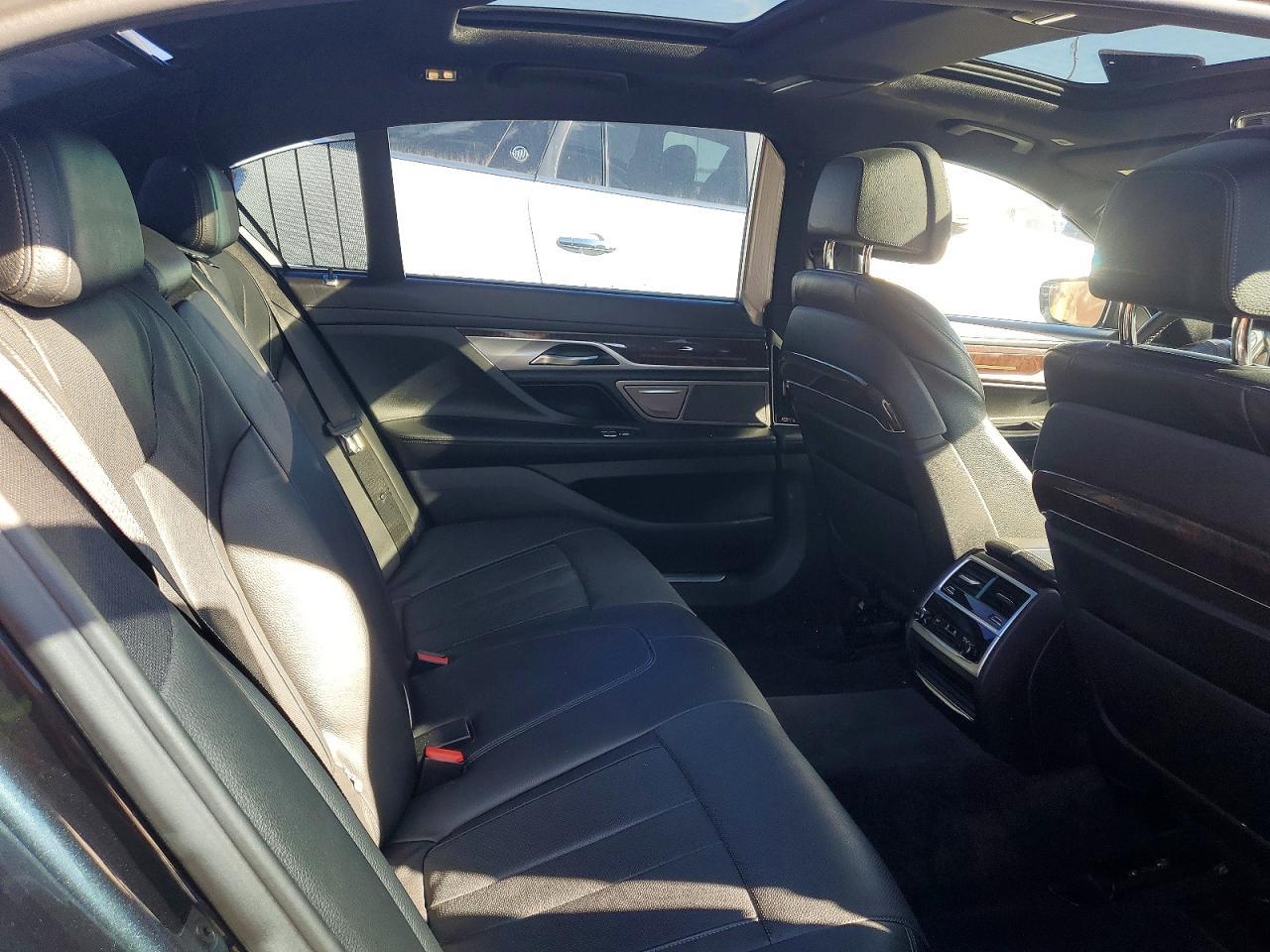 2019 BMW 740 I - zdjęcie 10