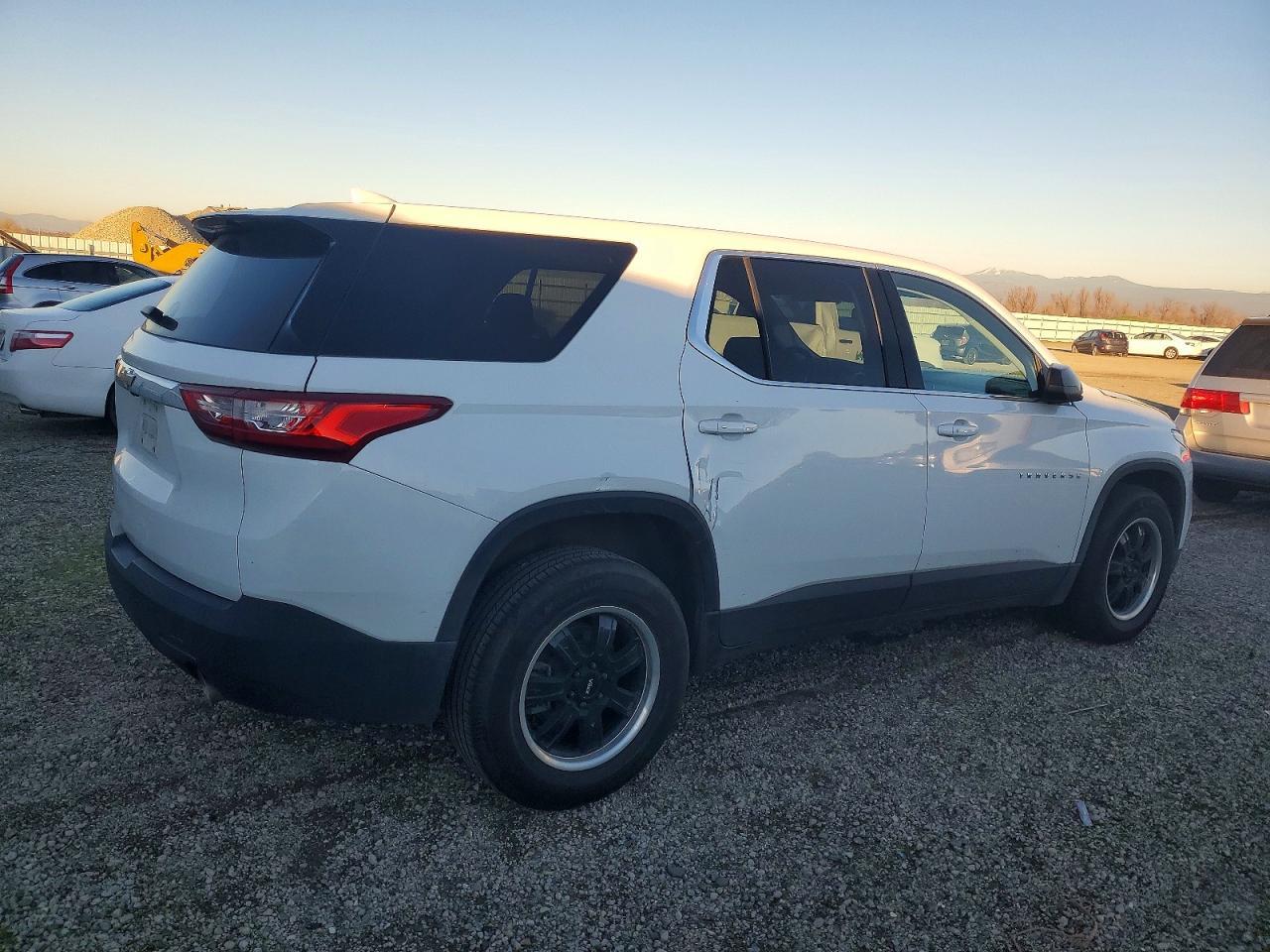 2021 Chevrolet Traverse Ls - zdjęcie 3