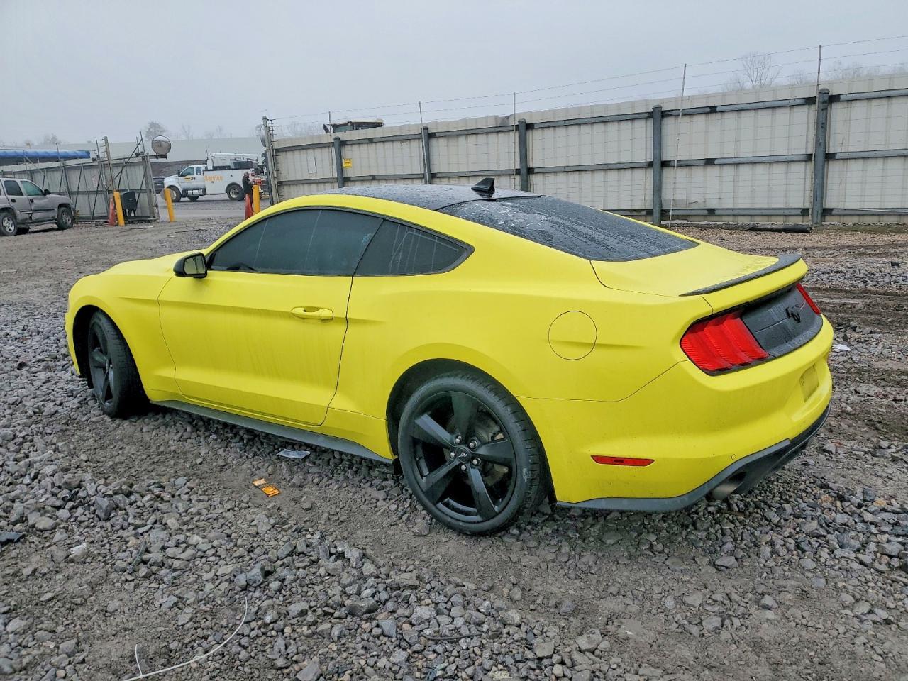 2021 Ford Mustang - zdjęcie 2