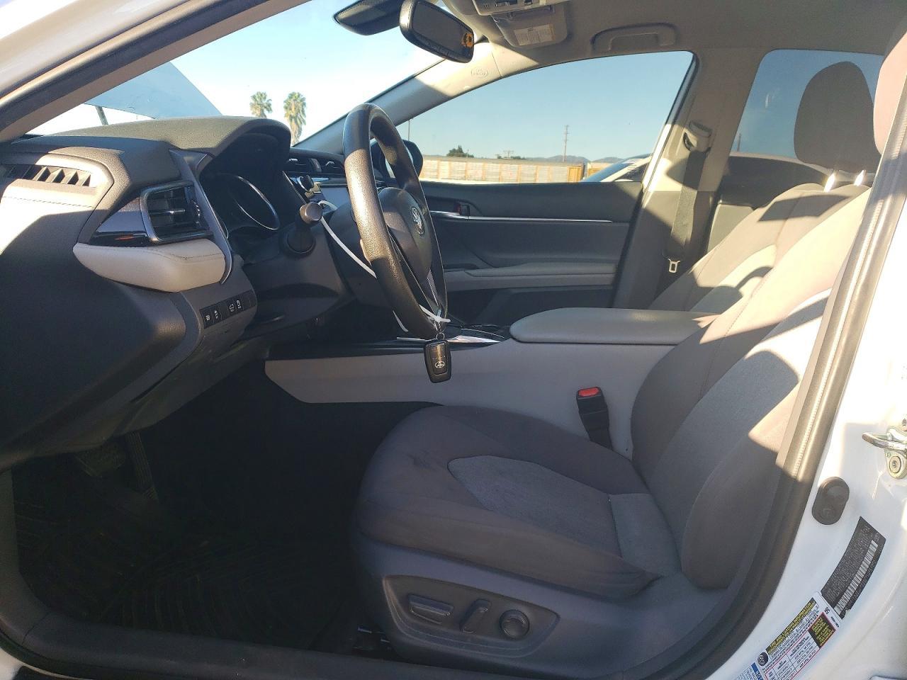 2020 Toyota Camry Le - zdjęcie 13