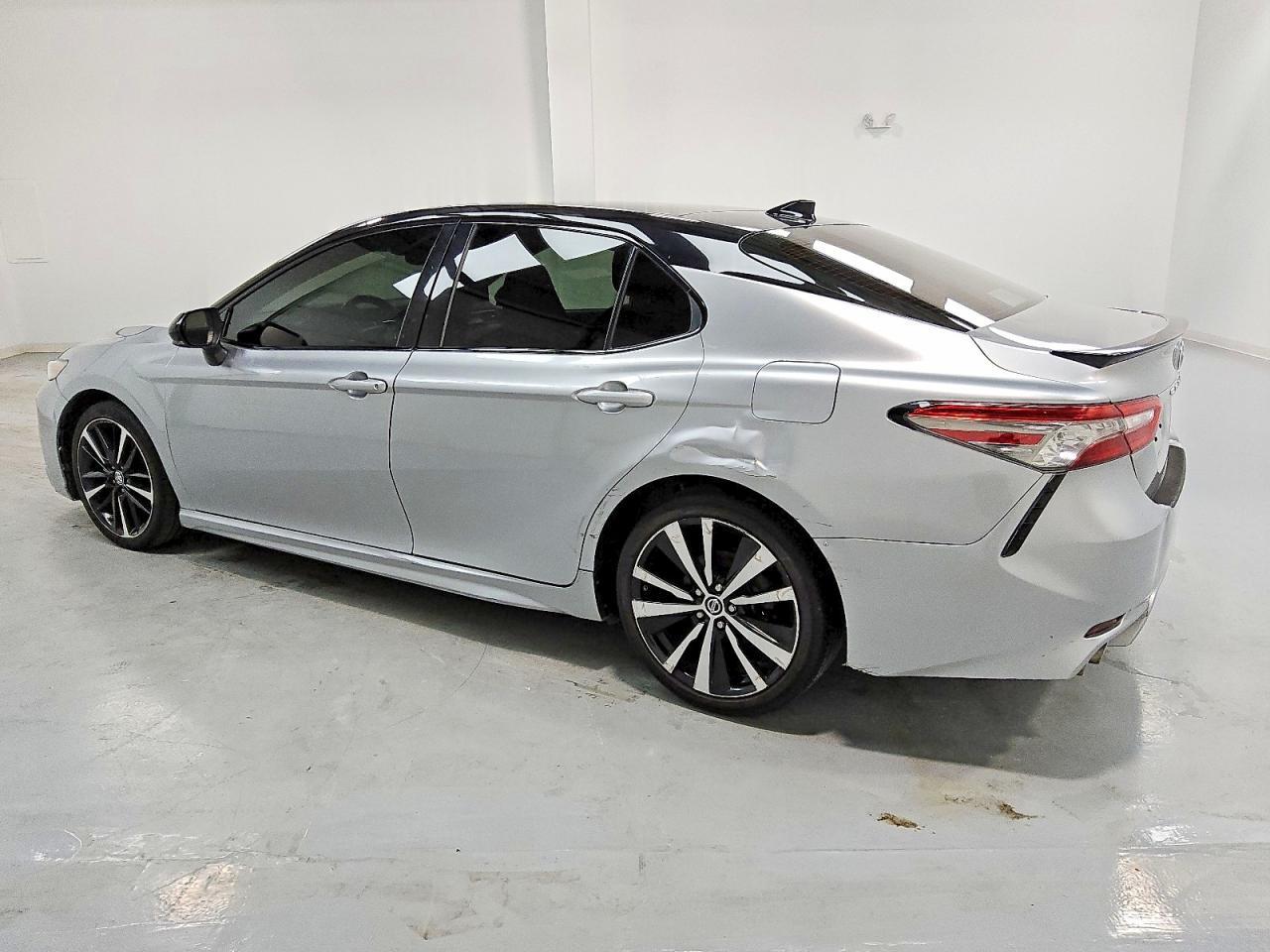 2019 Toyota Camry Xse - zdjęcie 2