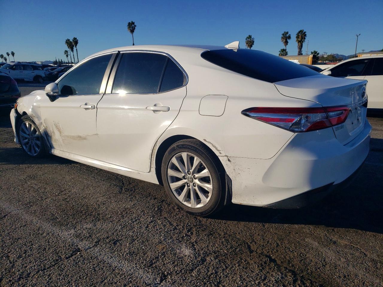2020 Toyota Camry Le - zdjęcie 3
