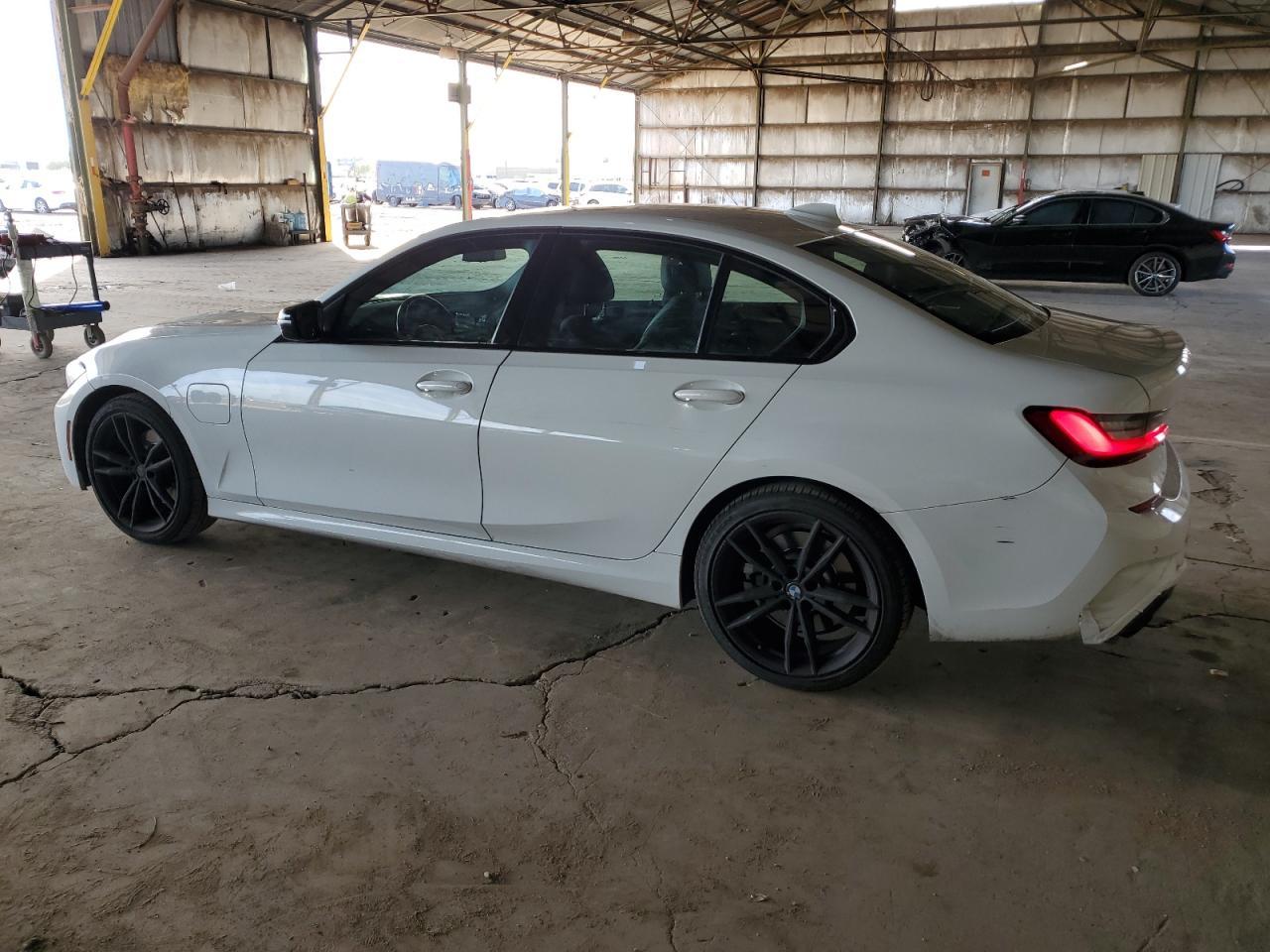 2021 BMW 330E - zdjęcie 2