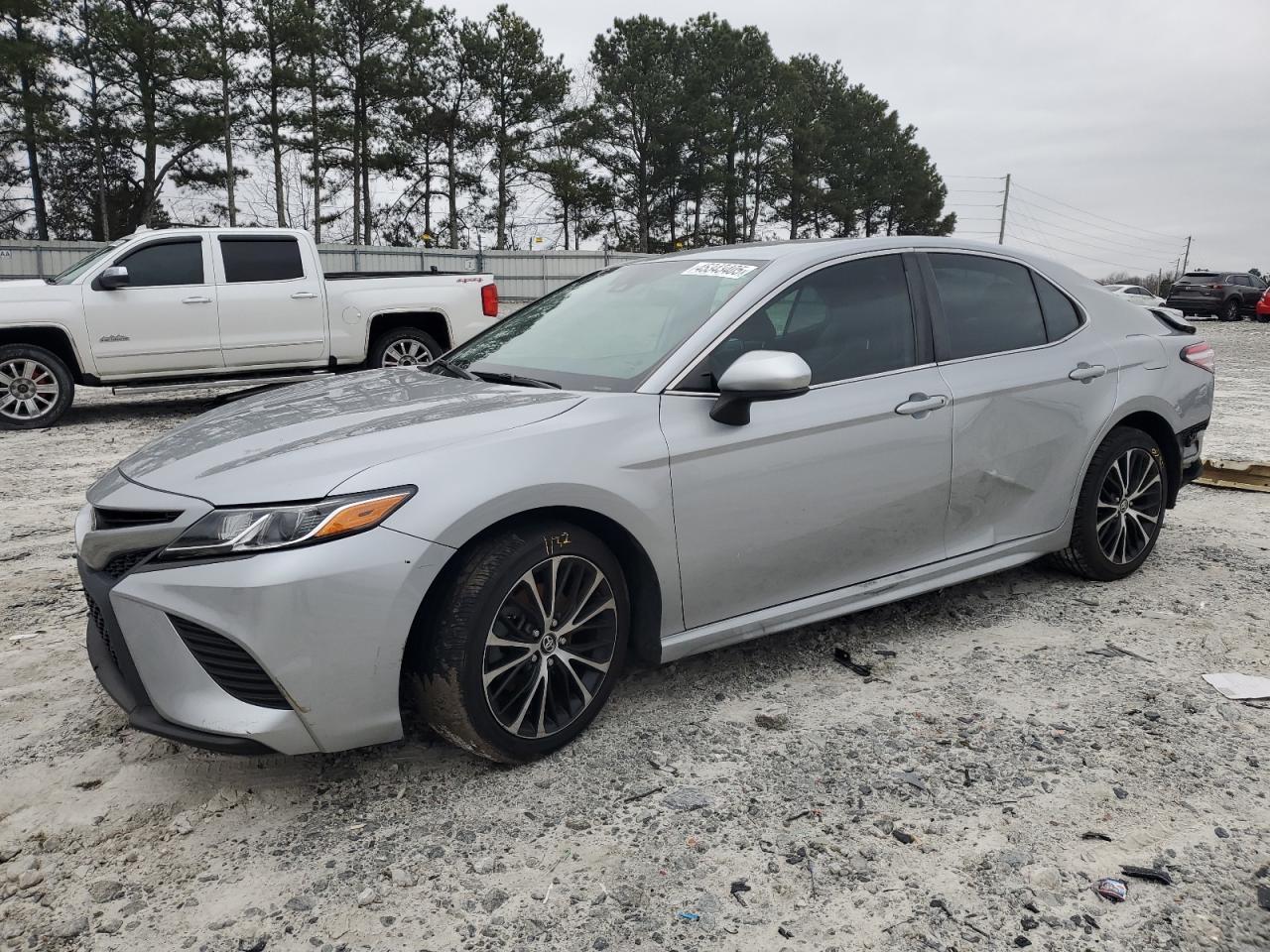 2020 Toyota Camry Se - zdjęcie główne