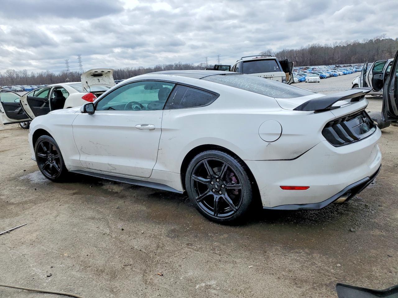 Ford Mustang - zdjęcie 2