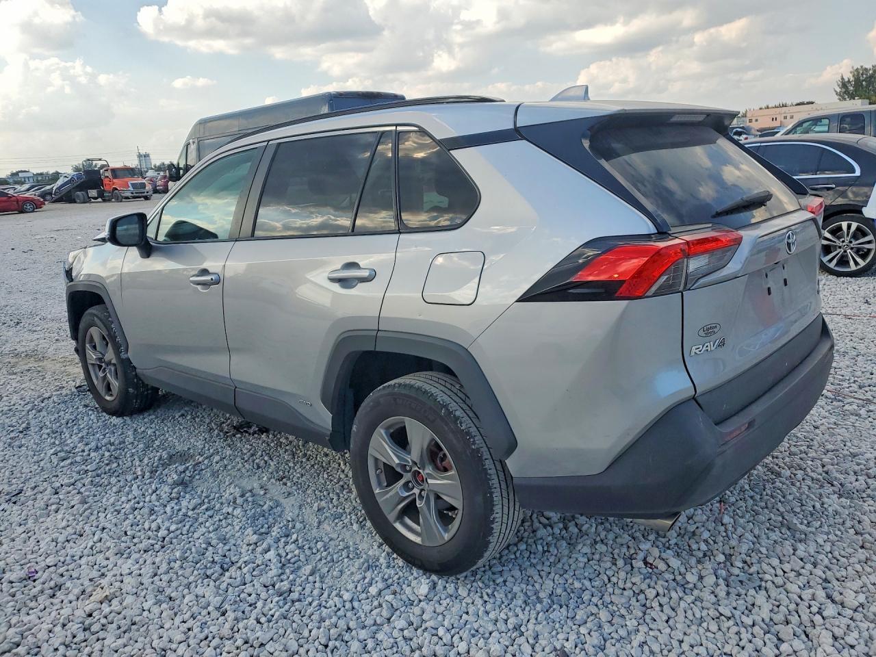 2024 Toyota Rav4 Hybrid Le - zdjęcie 2