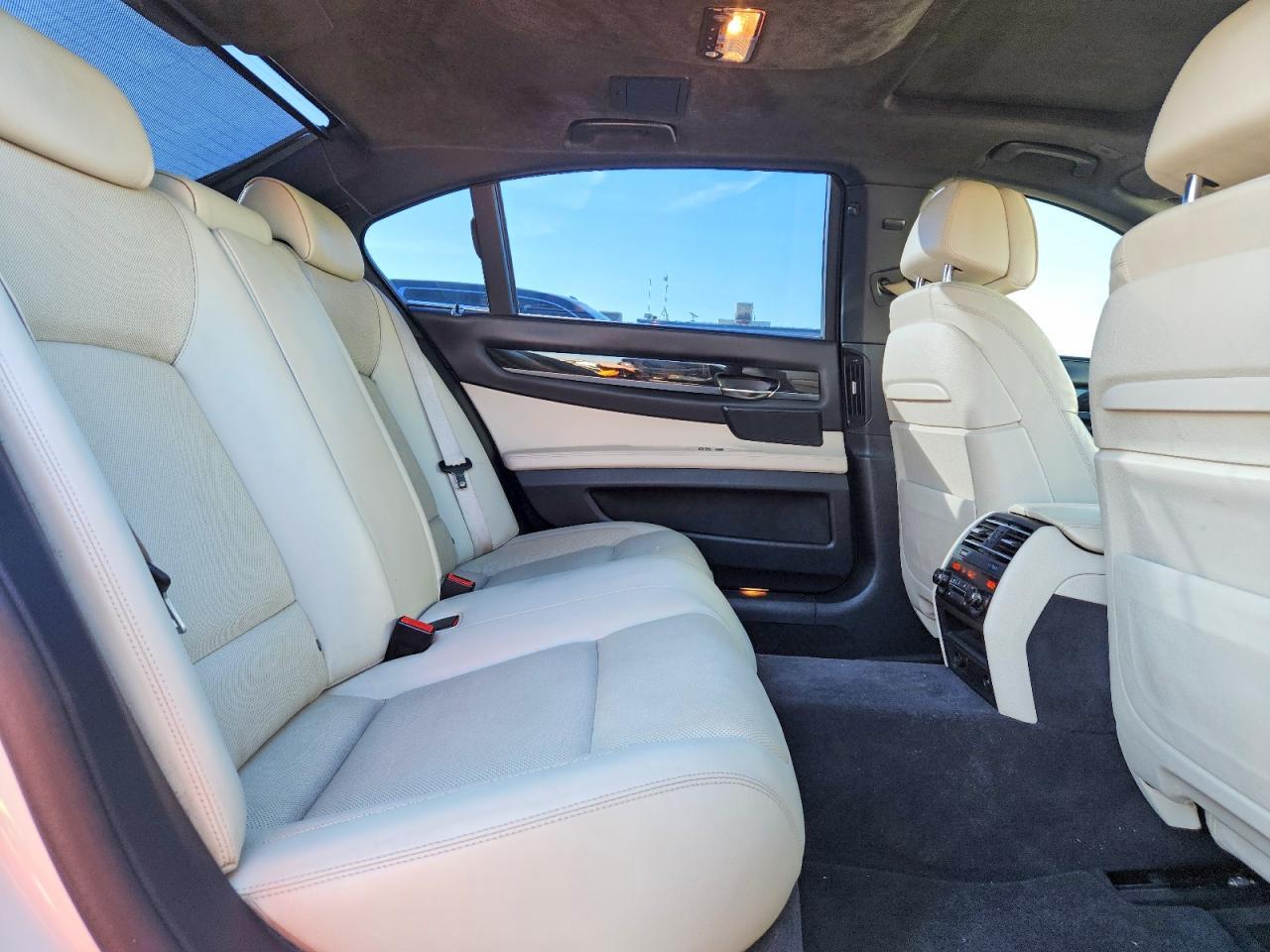 2015 BMW 750 Li - zdjęcie 10