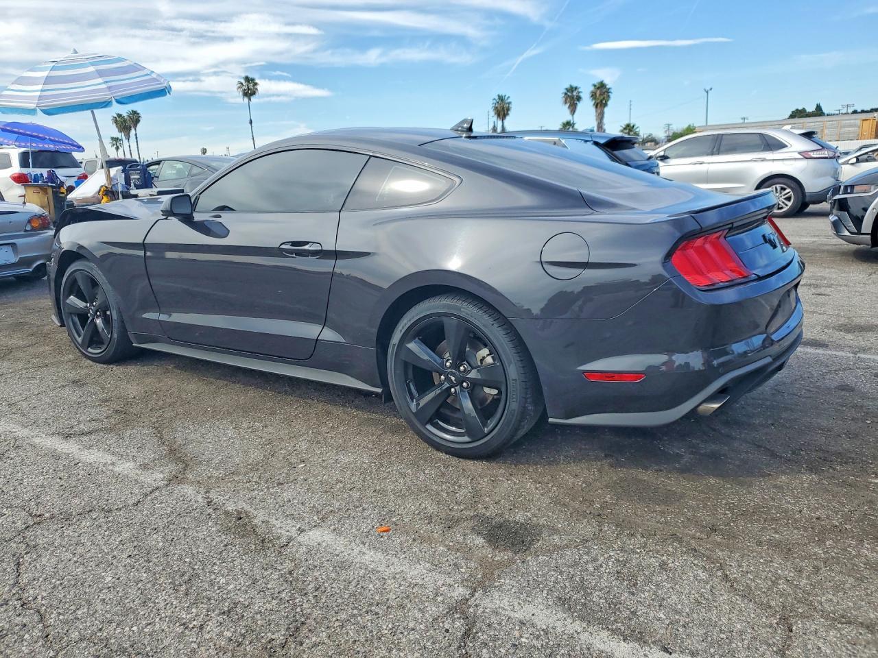 2022 Ford Mustang - zdjęcie 2