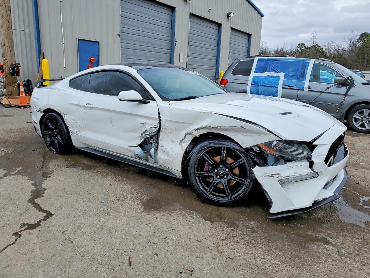 Ford Mustang - zdjęcie 4