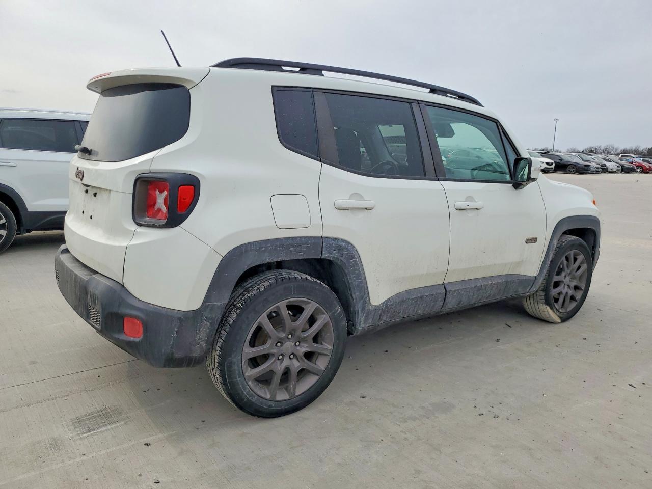 2016 Jeep Renegade Latitude - zdjęcie 3