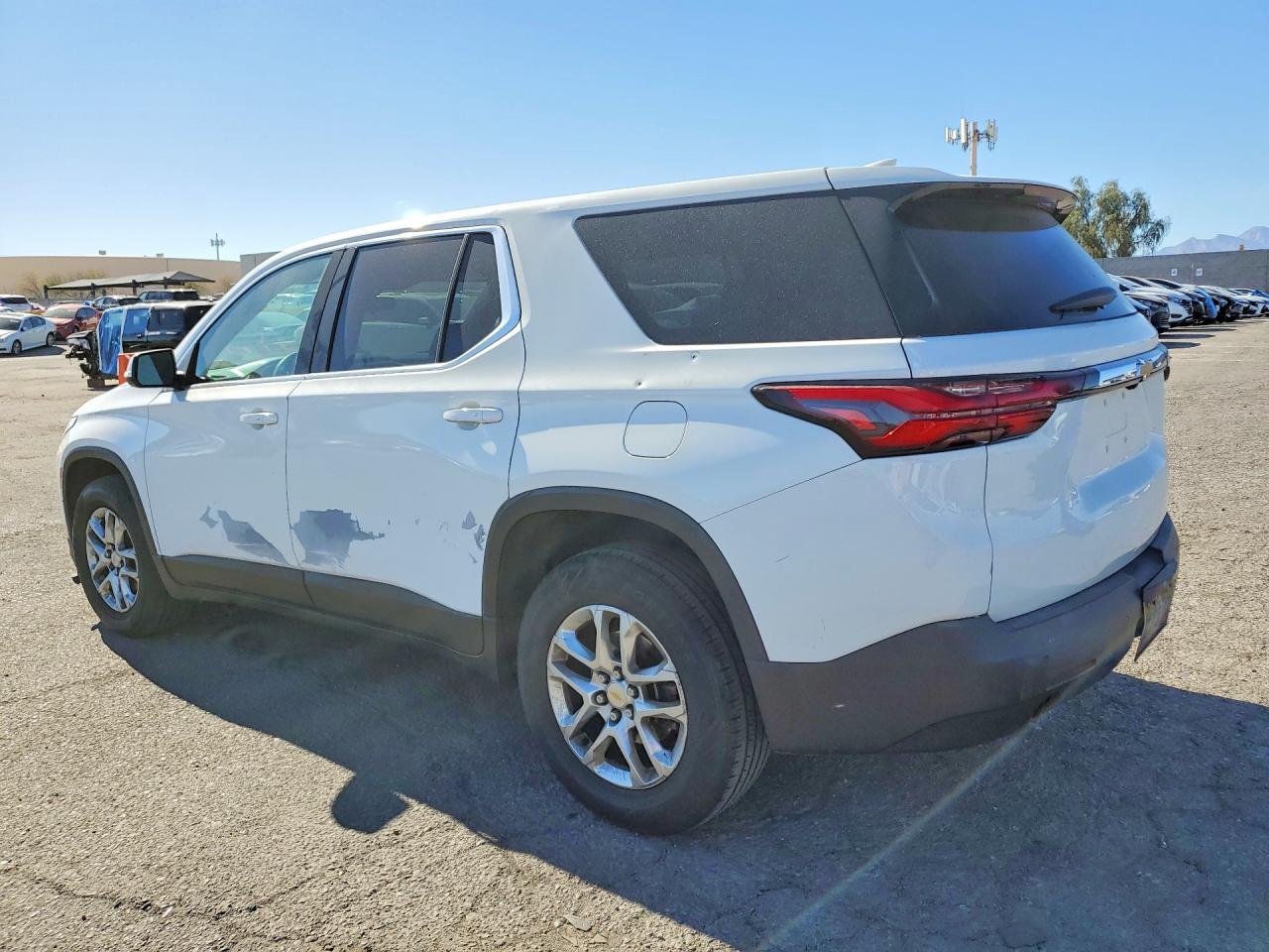 2022 Chevrolet Traverse Ls - zdjęcie 2