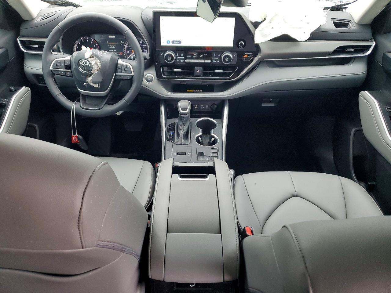 2025 Toyota Highlander Le - zdjęcie 8