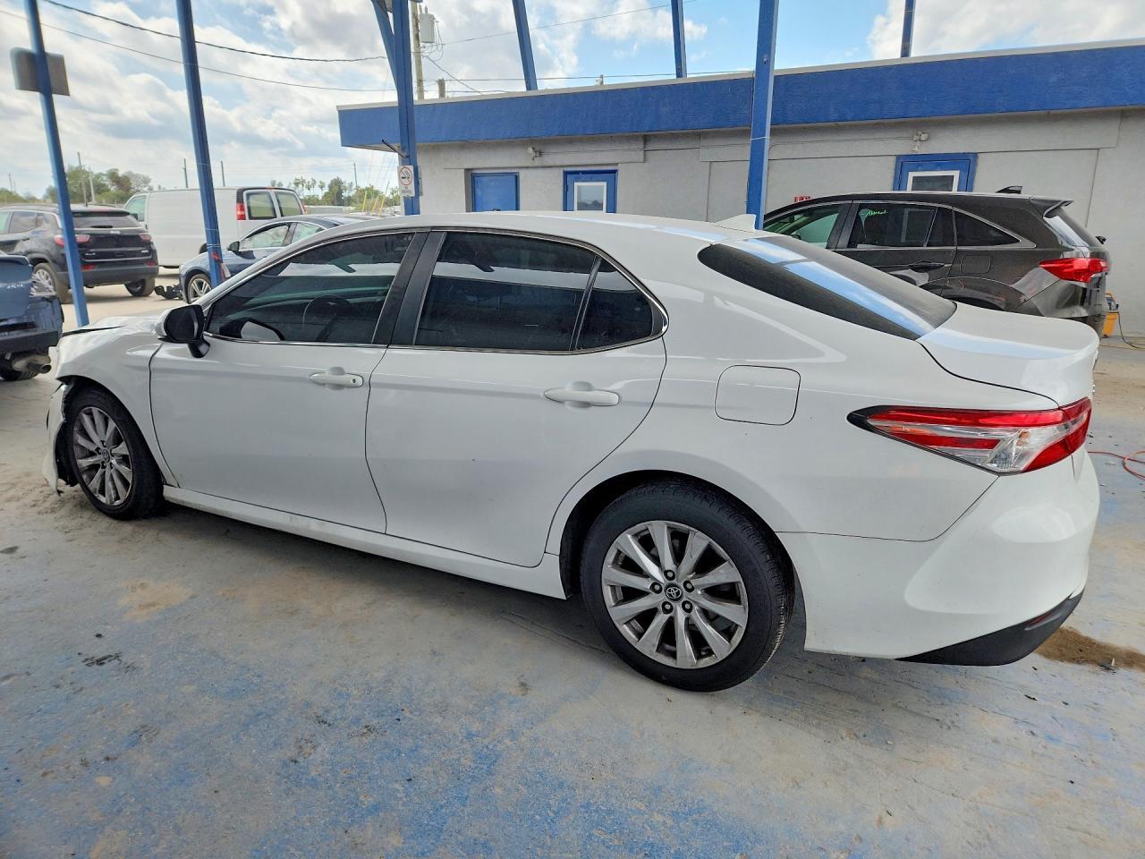 2019 Toyota Camry Le - zdjęcie 2