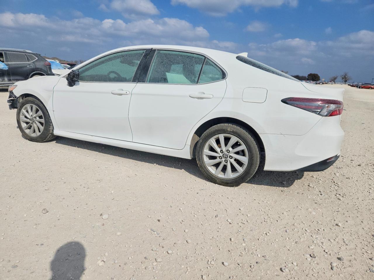 2024 Toyota Camry Le - zdjęcie 2
