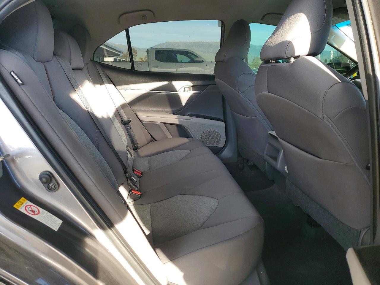 2018 Toyota Camry Le - zdjęcie 10