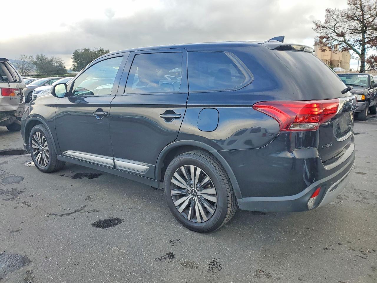 2019 Mitsubishi Outlander Se - zdjęcie 2