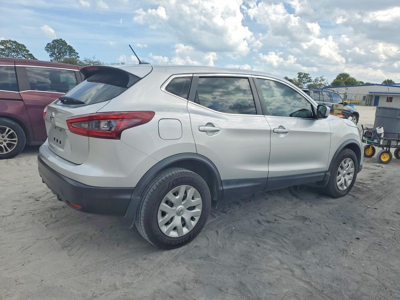 2020 Nissan Rogue Sport S - zdjęcie 3