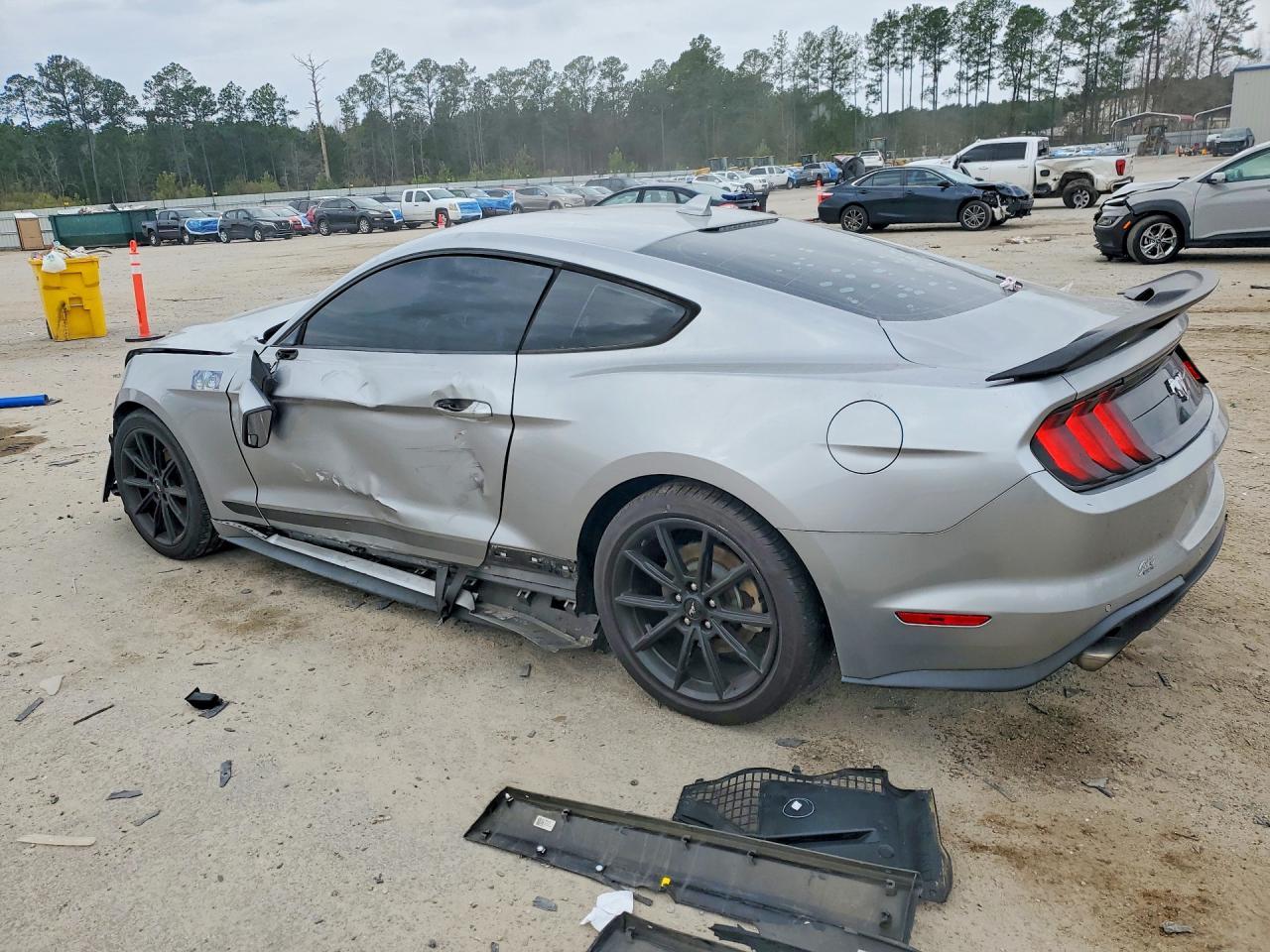 2020 Ford Mustang - zdjęcie 2
