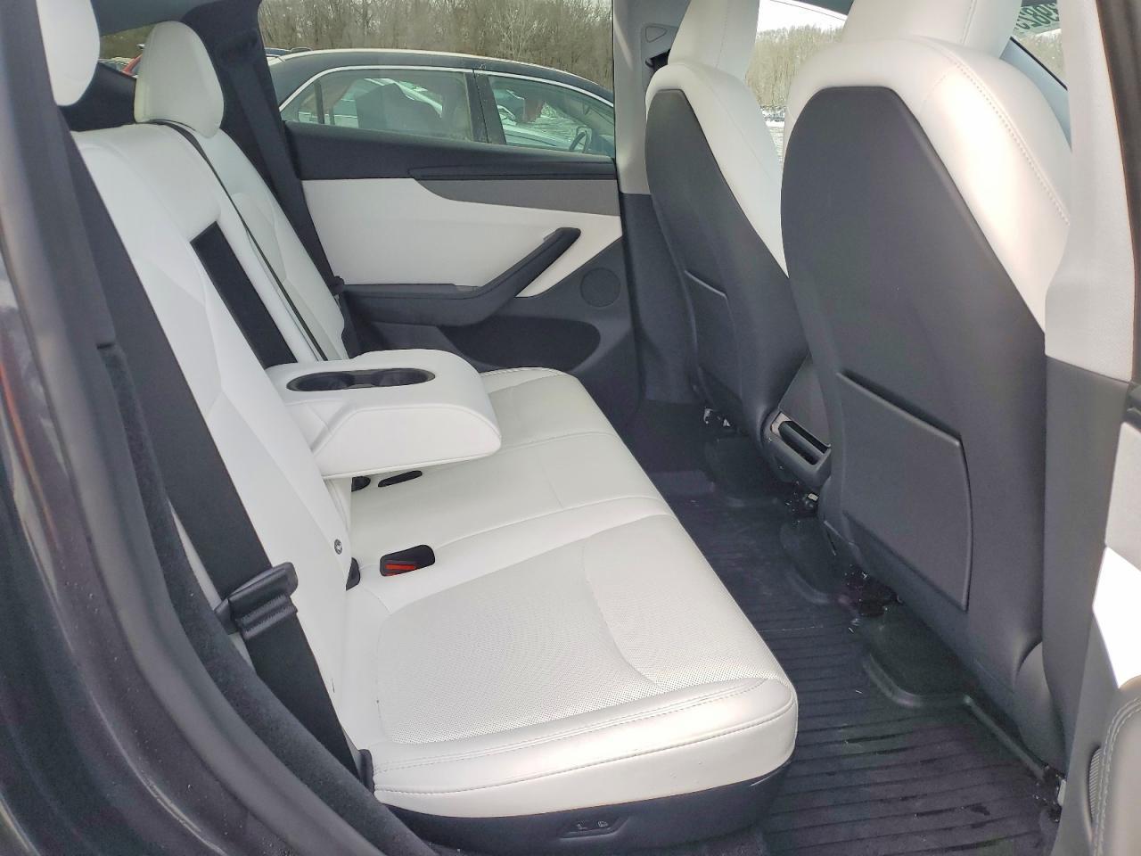 2026 Tesla Model Y - zdjęcie 10