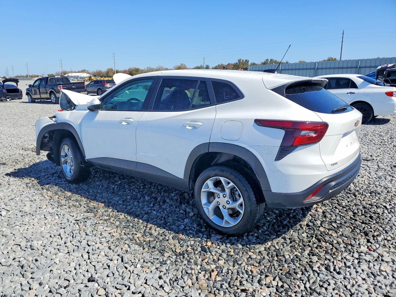 2024 Chevrolet Trax Ls - zdjęcie 2