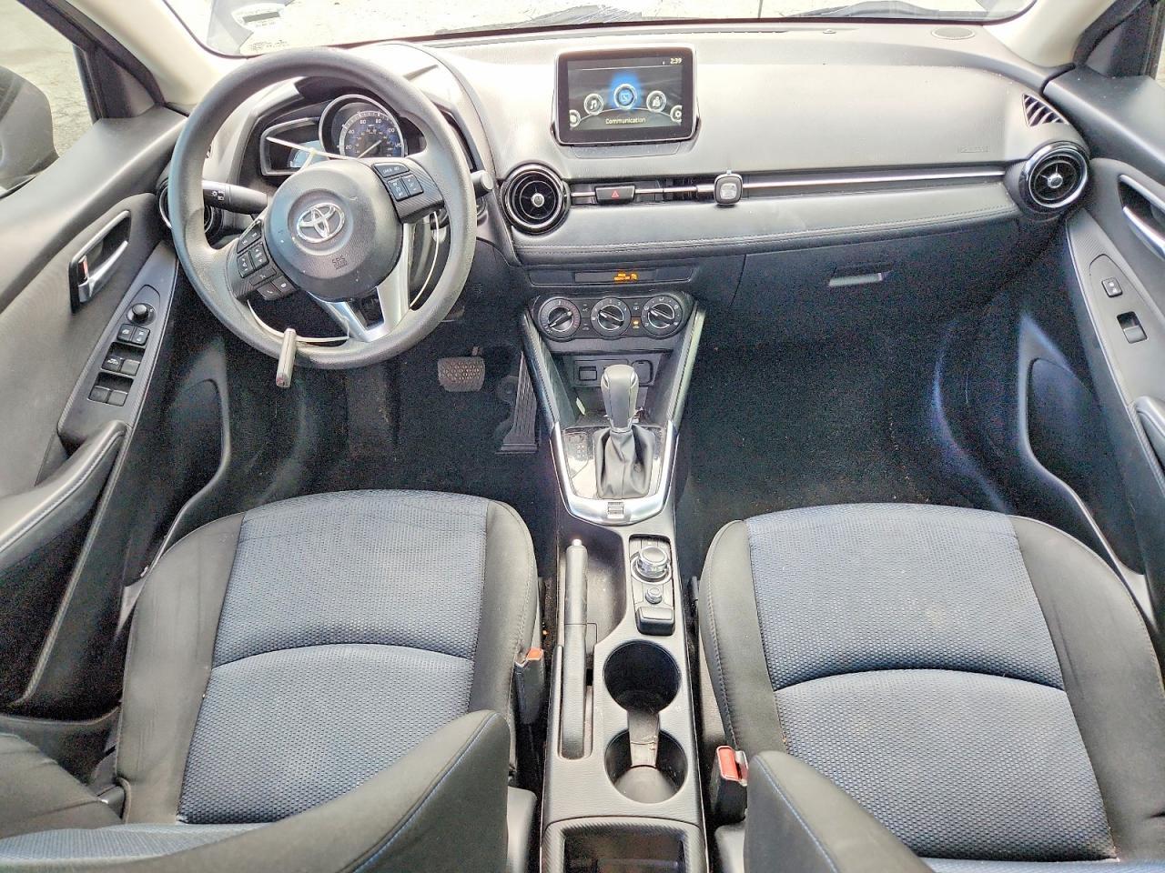 2017 Toyota Yaris Ia Base - zdjęcie 8
