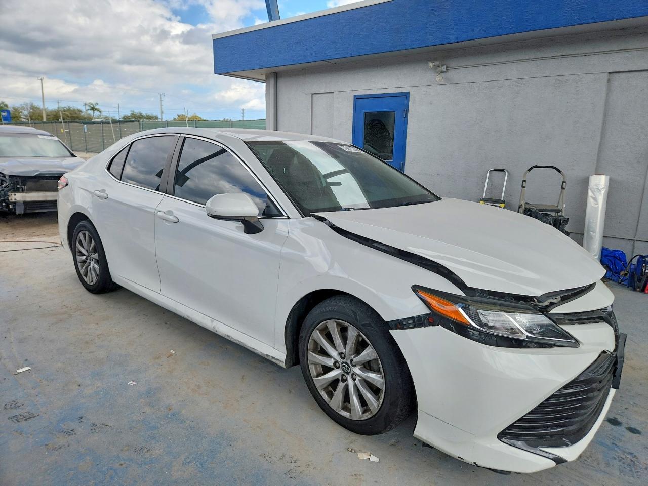 2019 Toyota Camry Le - zdjęcie 4