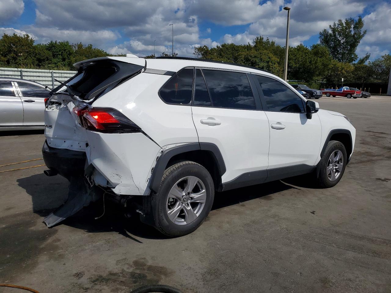 2024 Toyota Rav4 Xle - zdjęcie 3