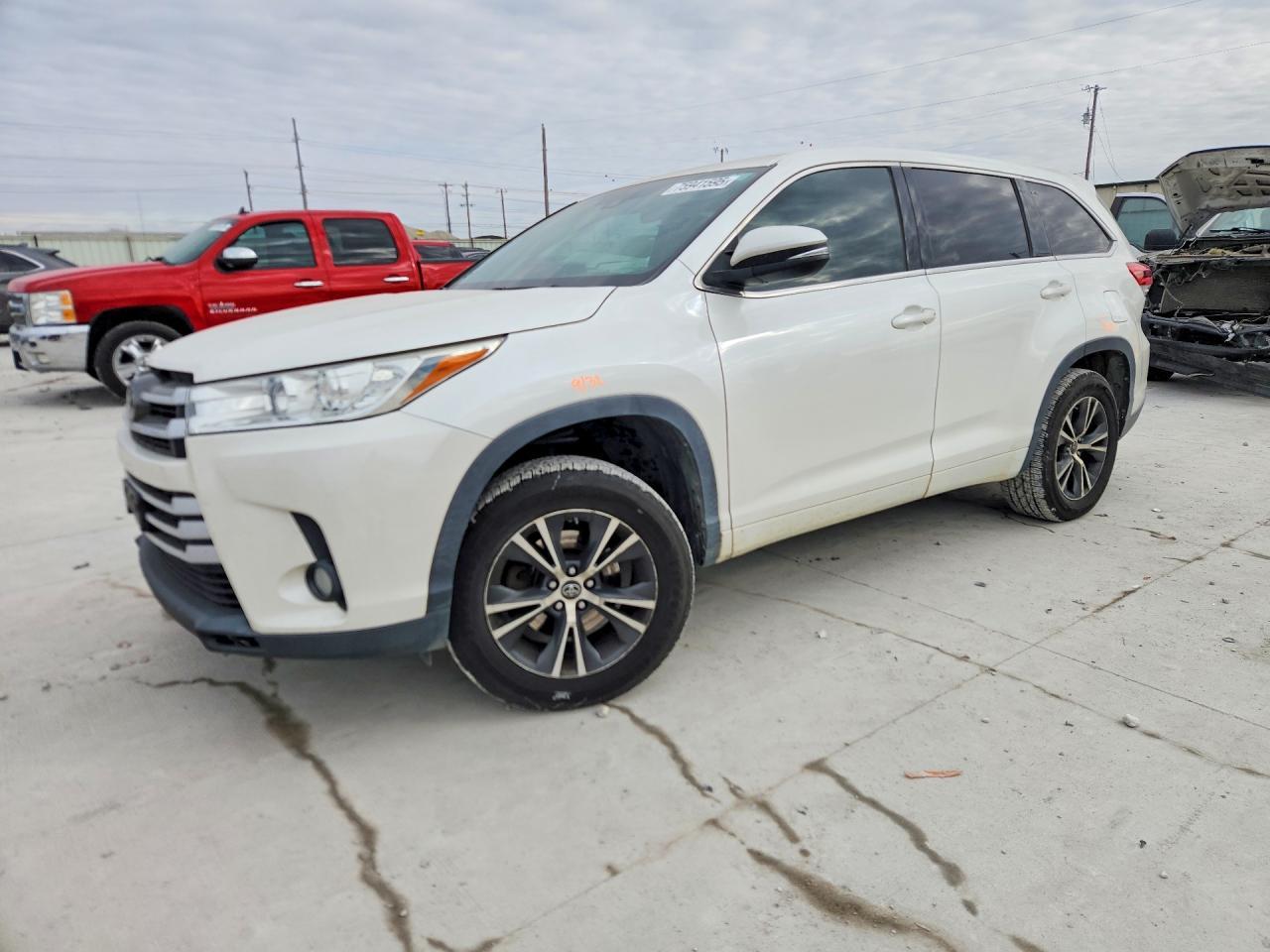 2017 Toyota Highlander Le - zdjęcie główne