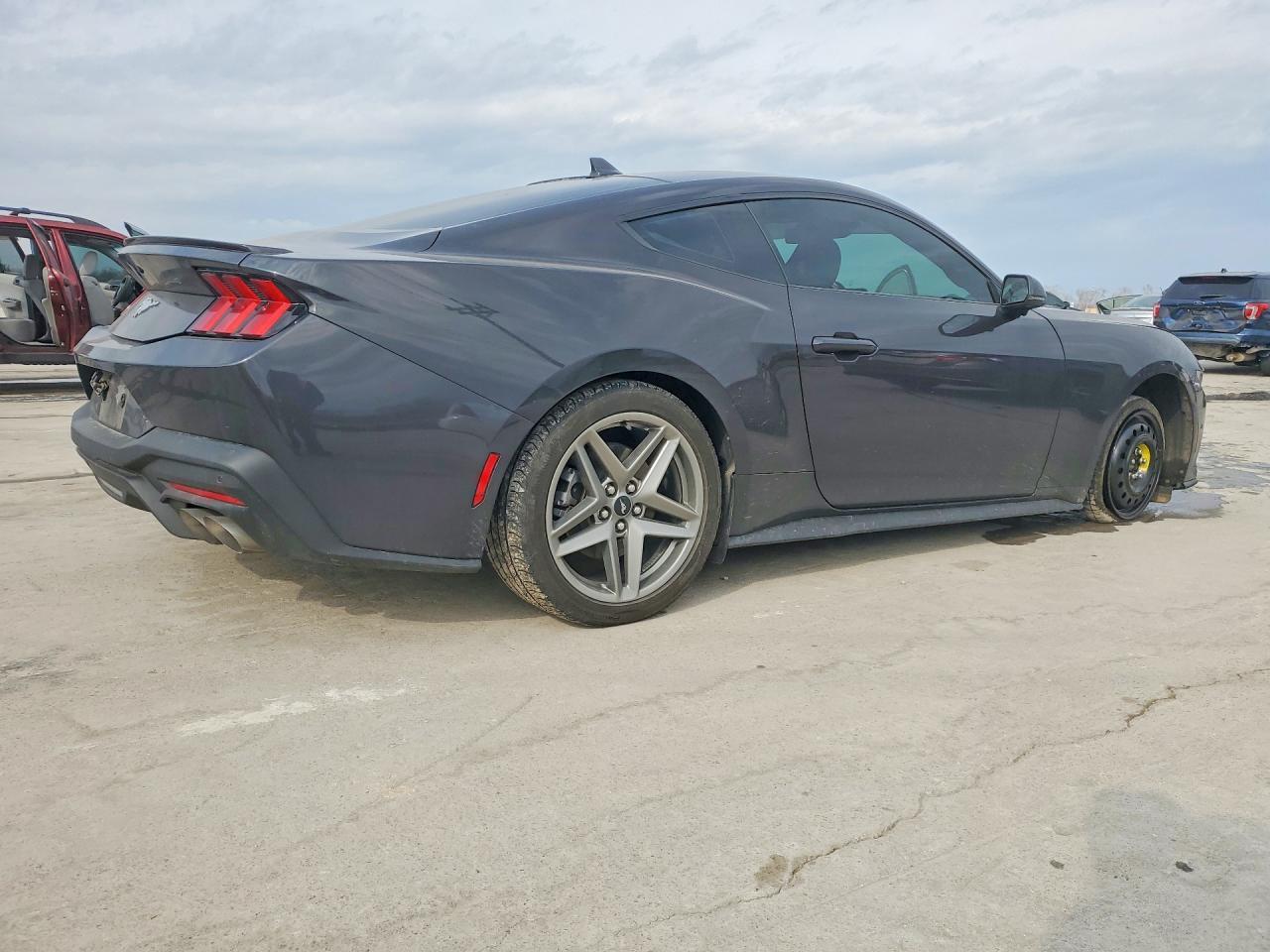 2024 Ford Mustang - zdjęcie 3