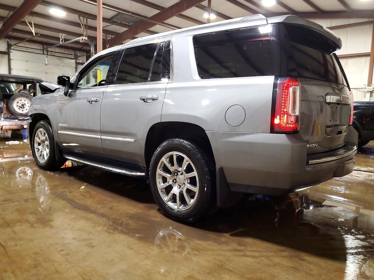 2018 GMC Yukon Denali - zdjęcie 2