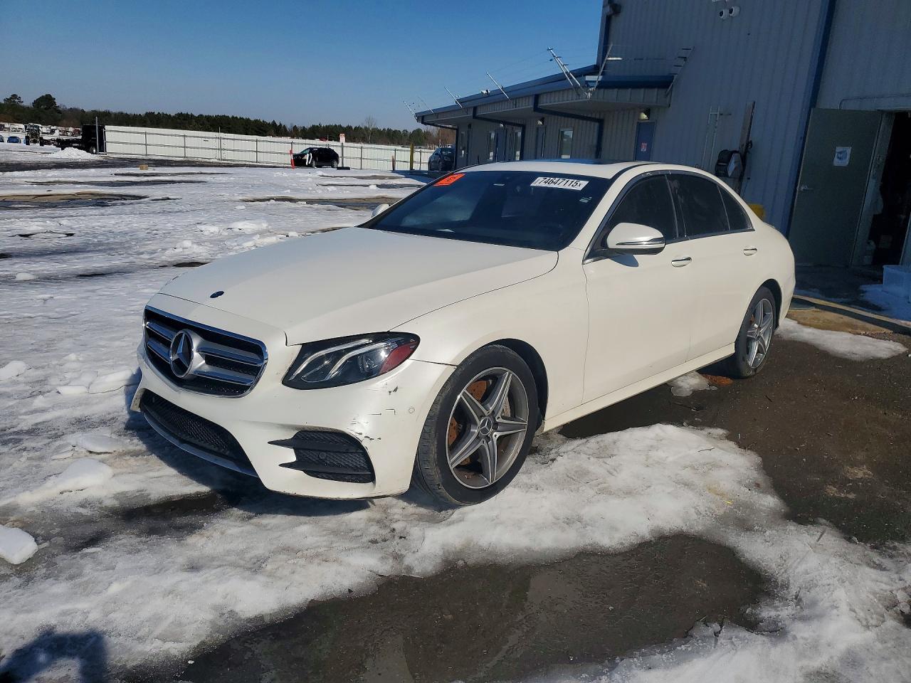 2017 Mercedes-Benz E 300 - zdjęcie główne