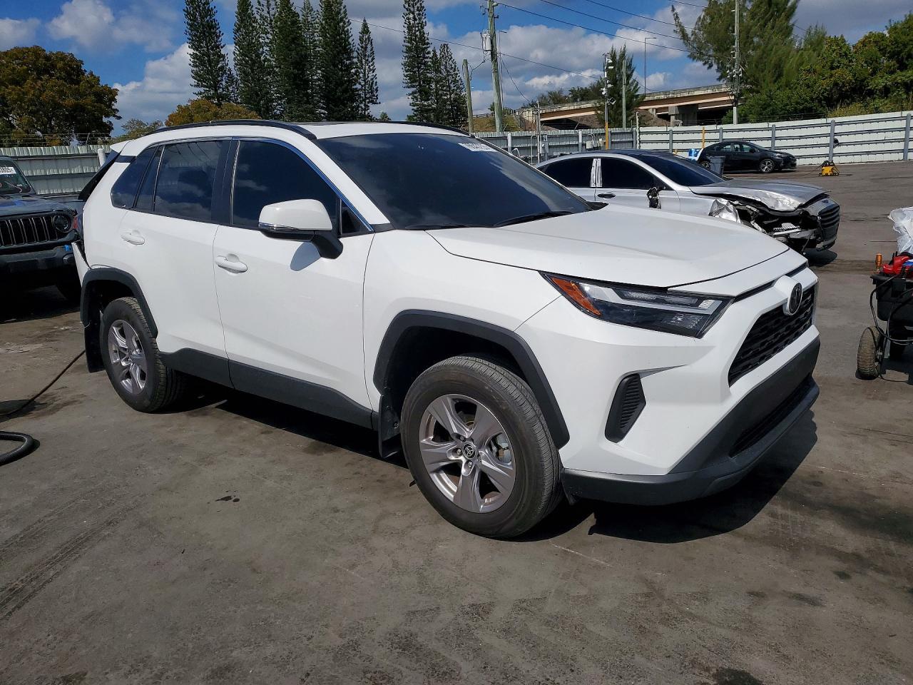 2024 Toyota Rav4 Xle - zdjęcie 4