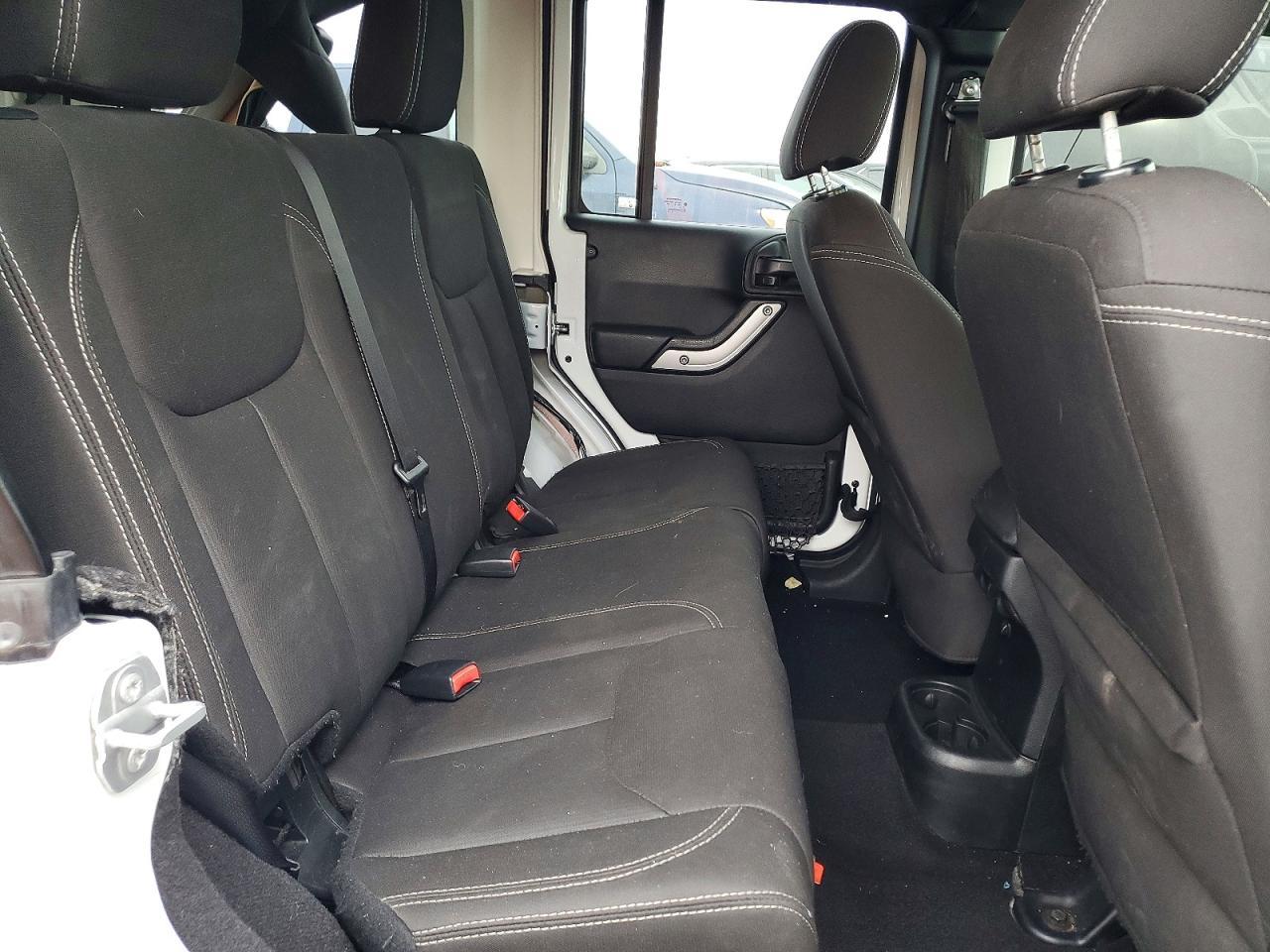 2017 Jeep Wrangler Unlimited Sahara - zdjęcie 11