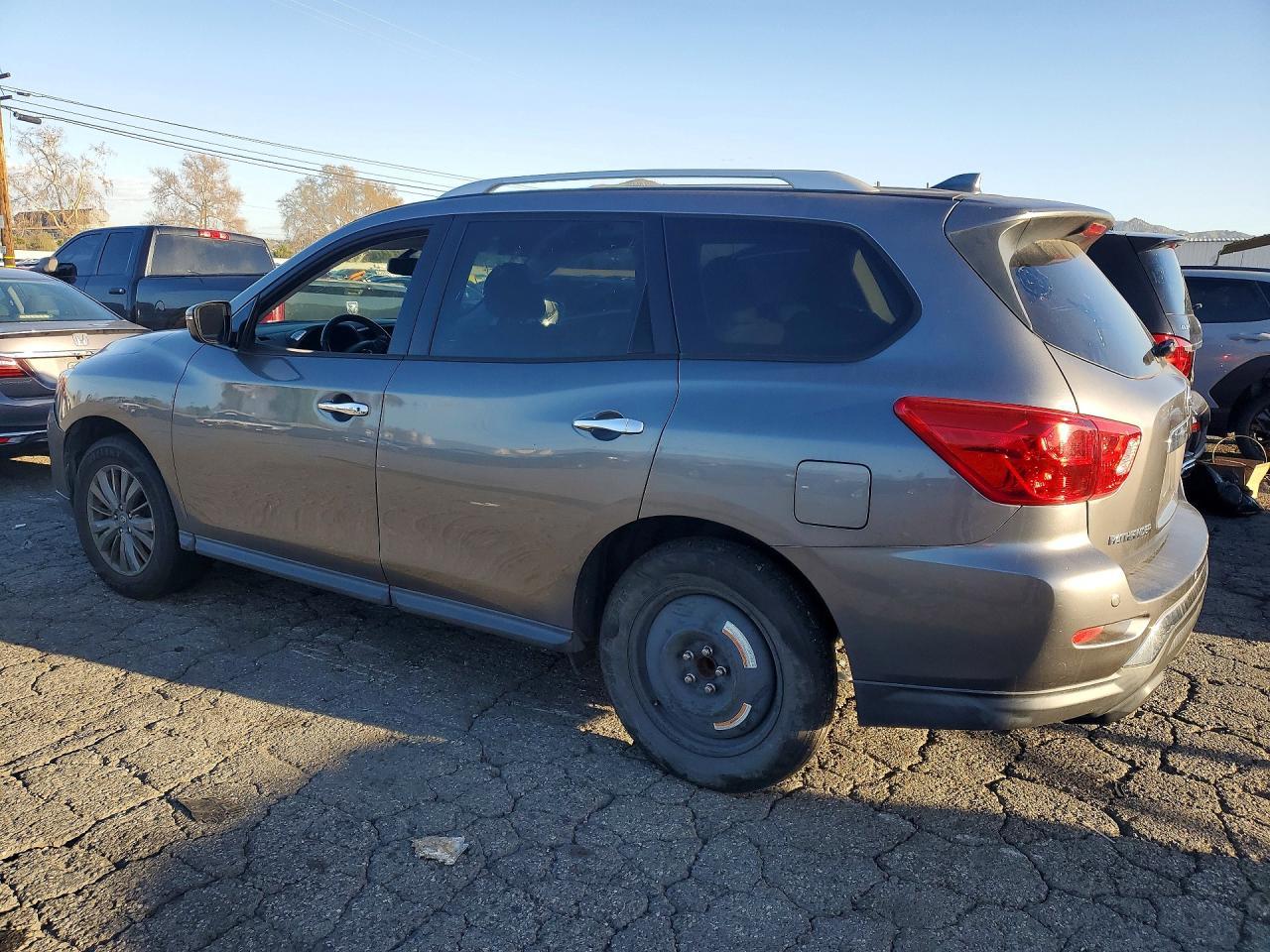 2020 Nissan Pathfinder Sv - zdjęcie 2