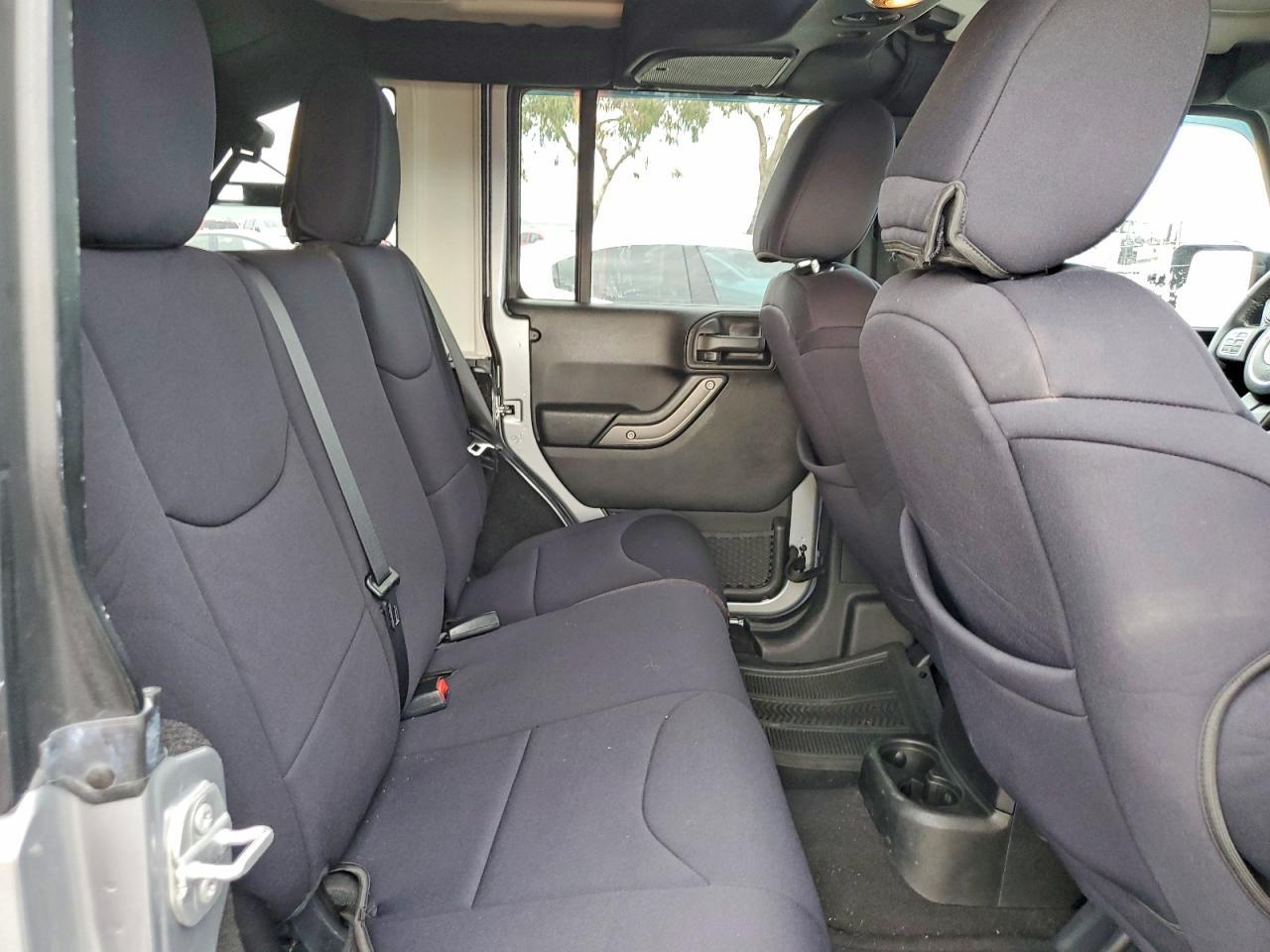 2016 Jeep Wrangler Unlimited Sport - zdjęcie 10