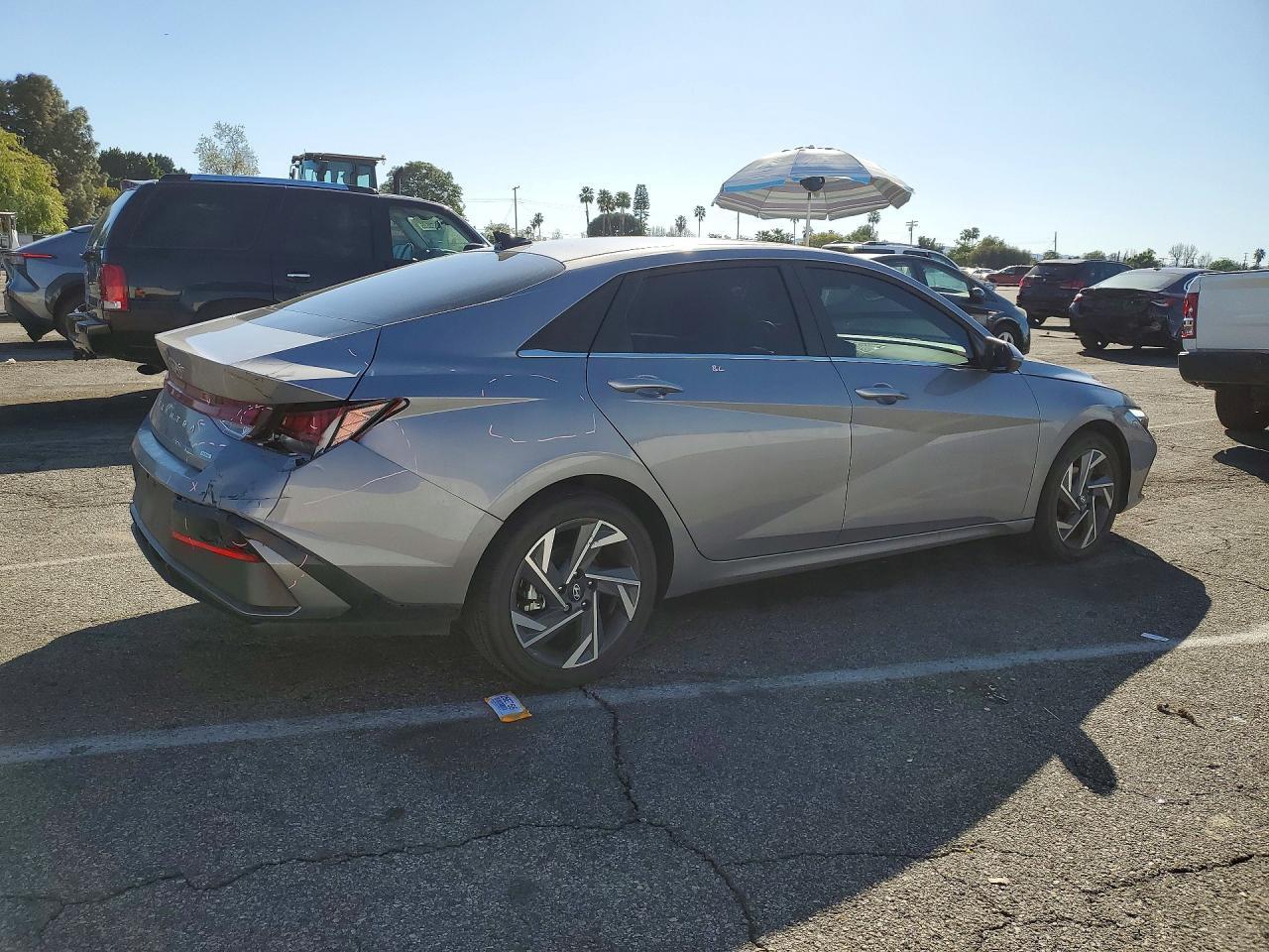 2025 Hyundai Elantra Limited - zdjęcie 3