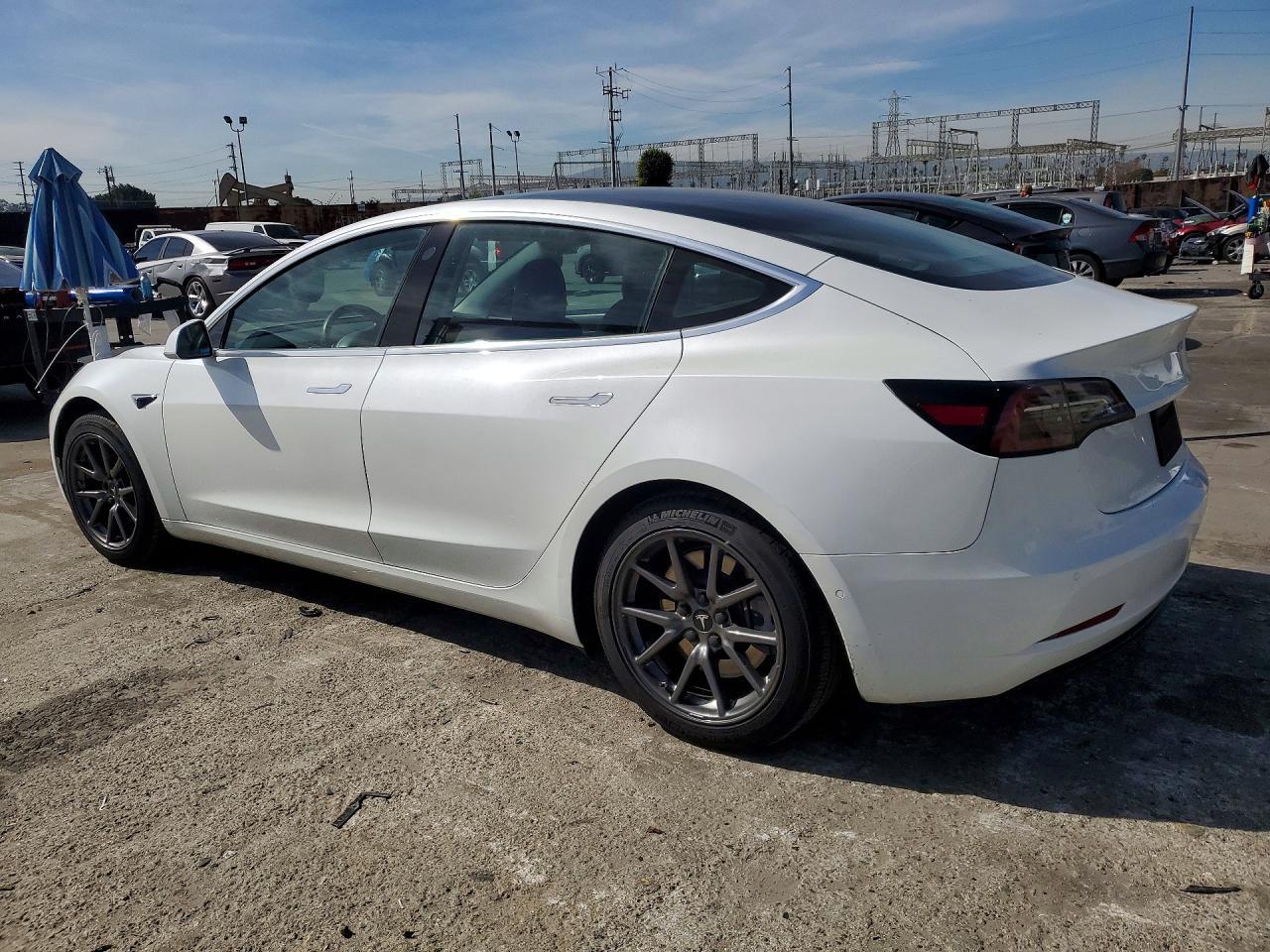 2020 Tesla Model 3 - zdjęcie 2
