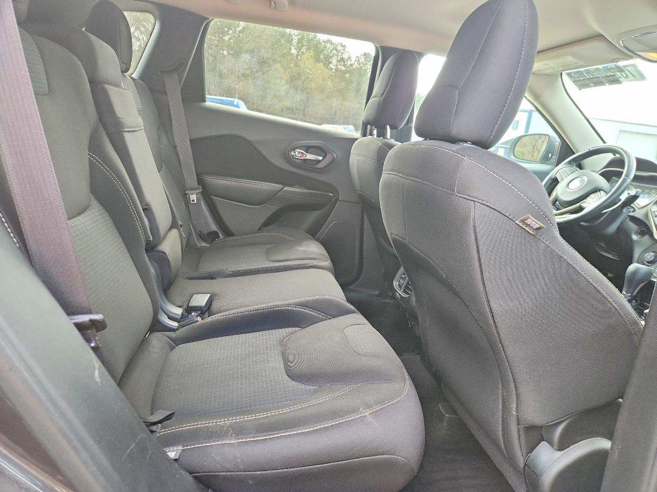 2015 Jeep Cherokee Latitude - zdjęcie 9