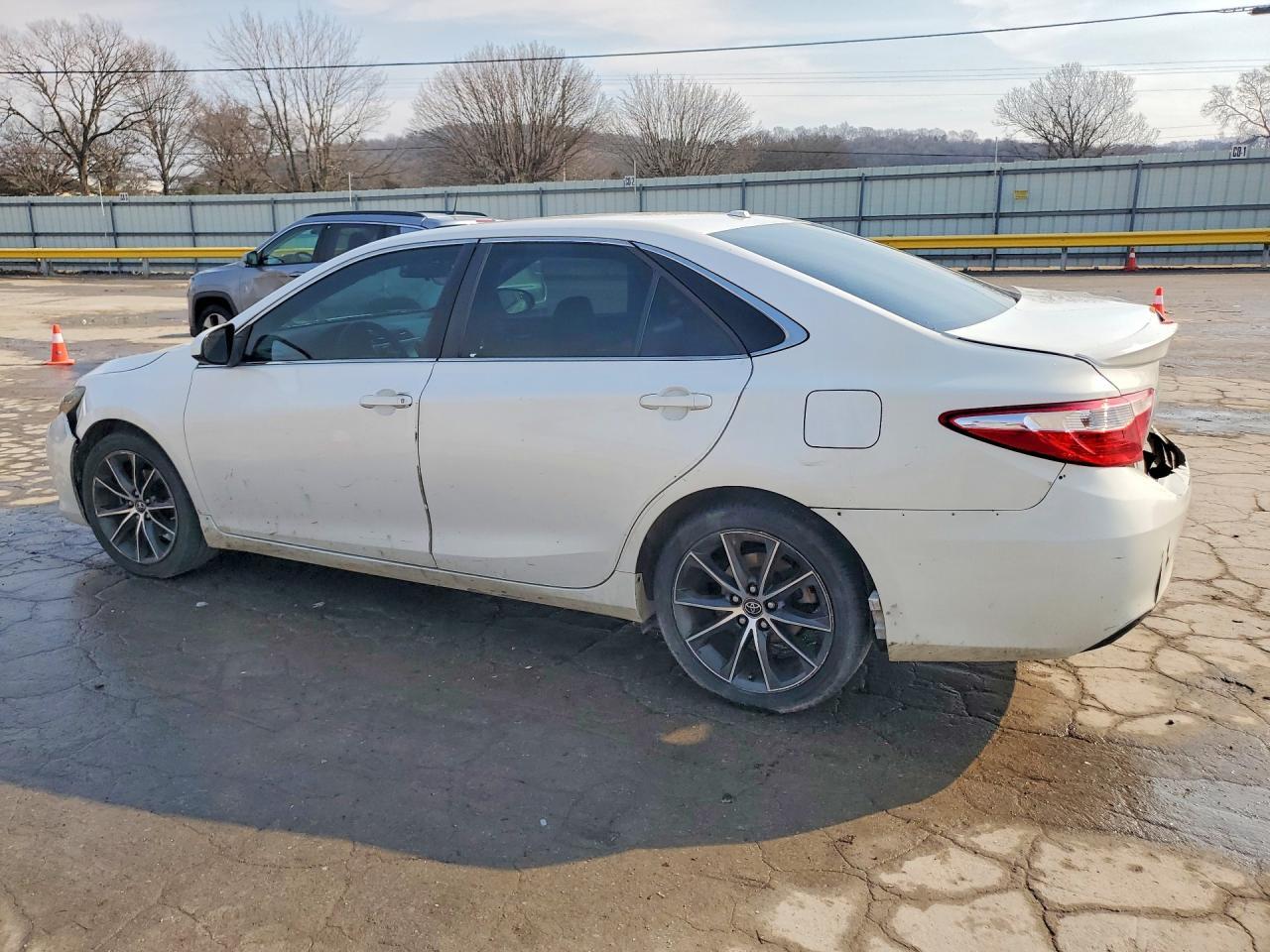 2016 Toyota Camry Le - zdjęcie 2