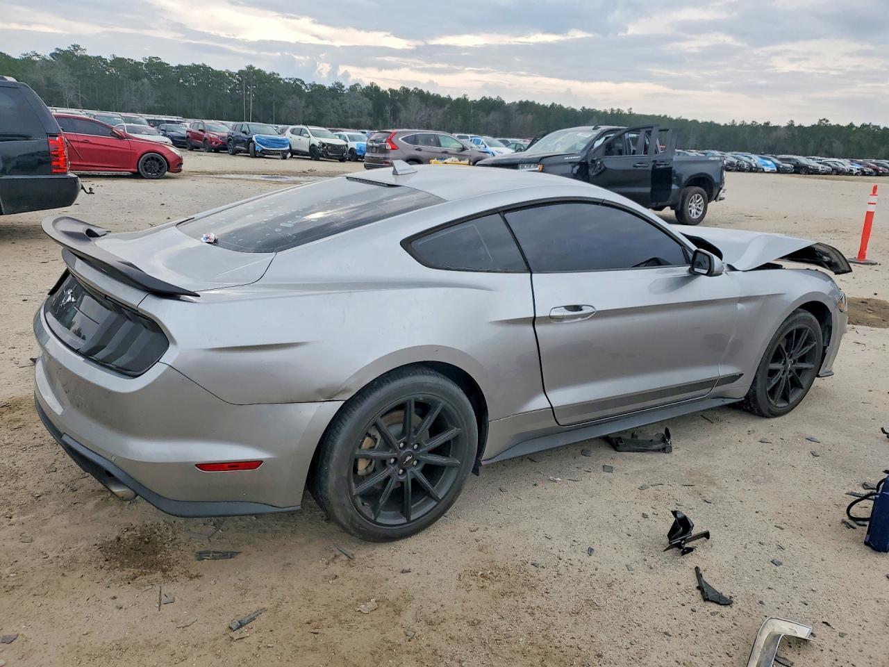 2020 Ford Mustang - zdjęcie 3