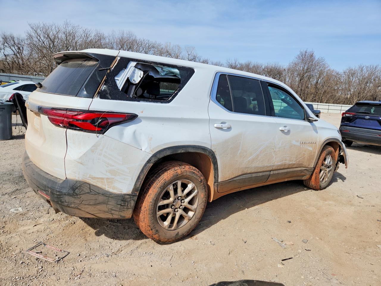 2022 Chevrolet Traverse Ls - zdjęcie 3