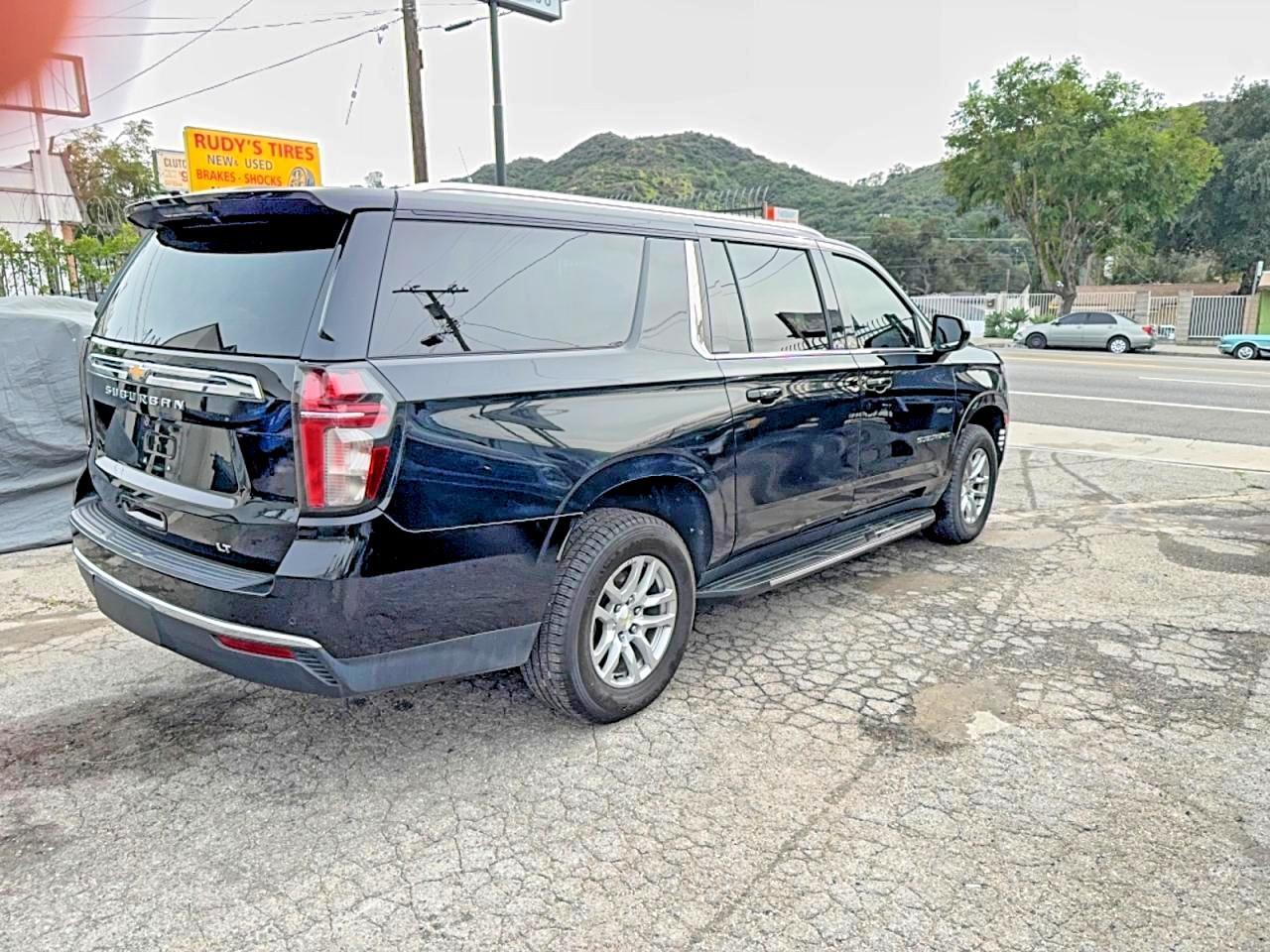 2021 Chevrolet Suburban C1500 Lt - zdjęcie 4