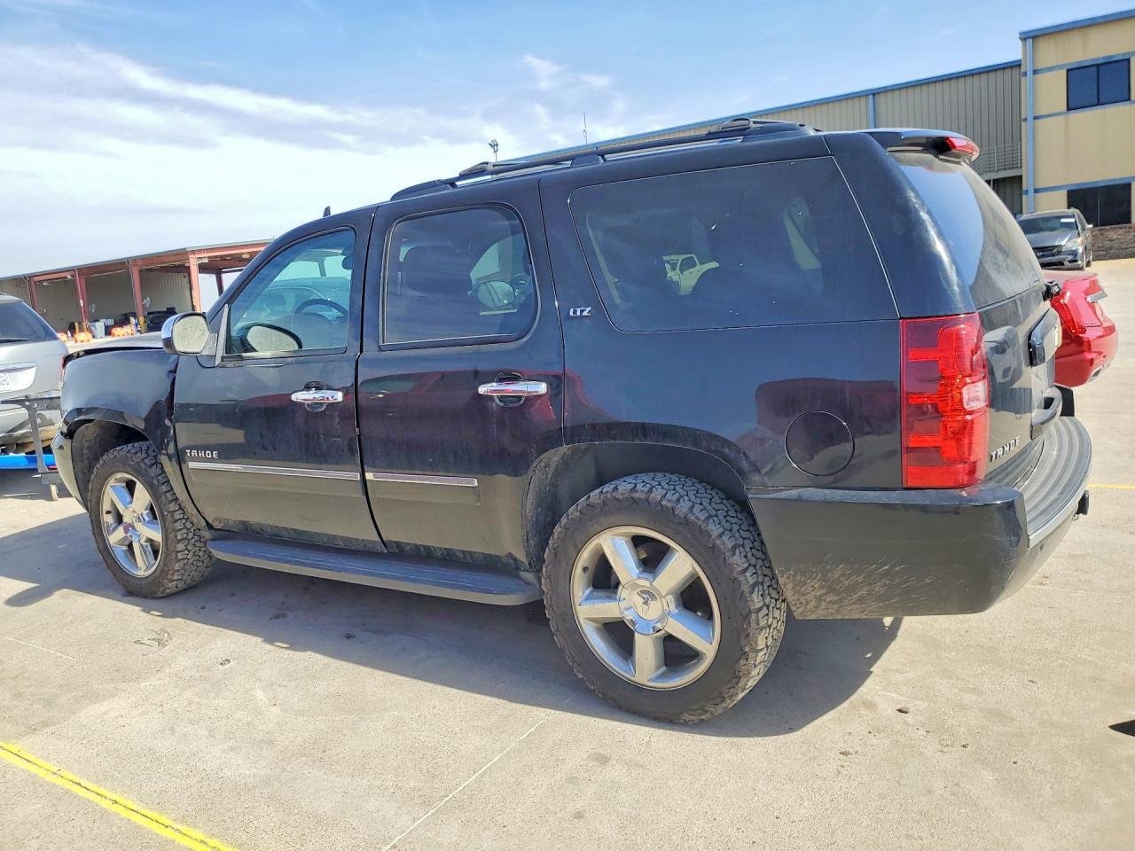 2013 Chevrolet Tahoe - zdjęcie 2