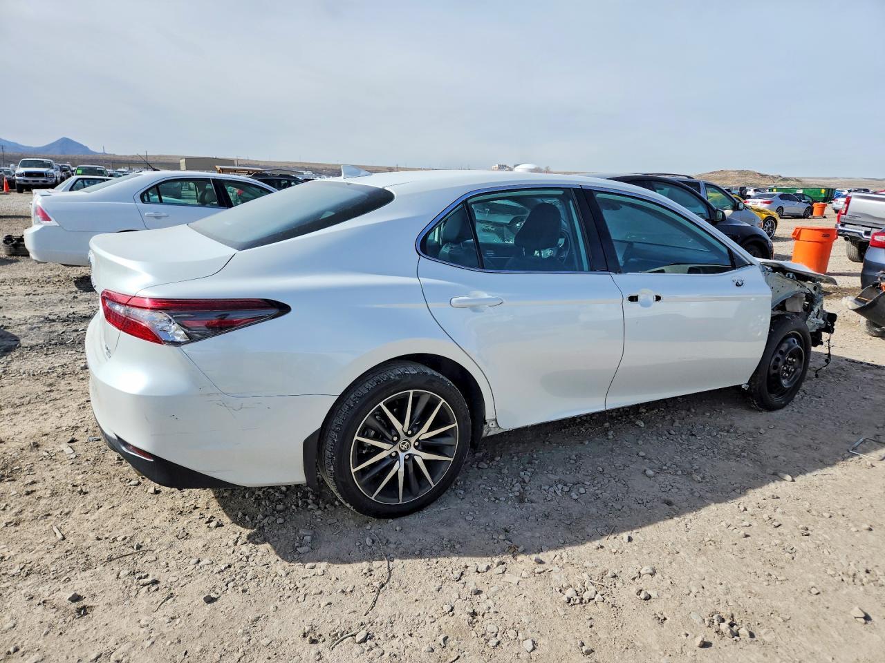 2022 Toyota Camry Xle - zdjęcie 3