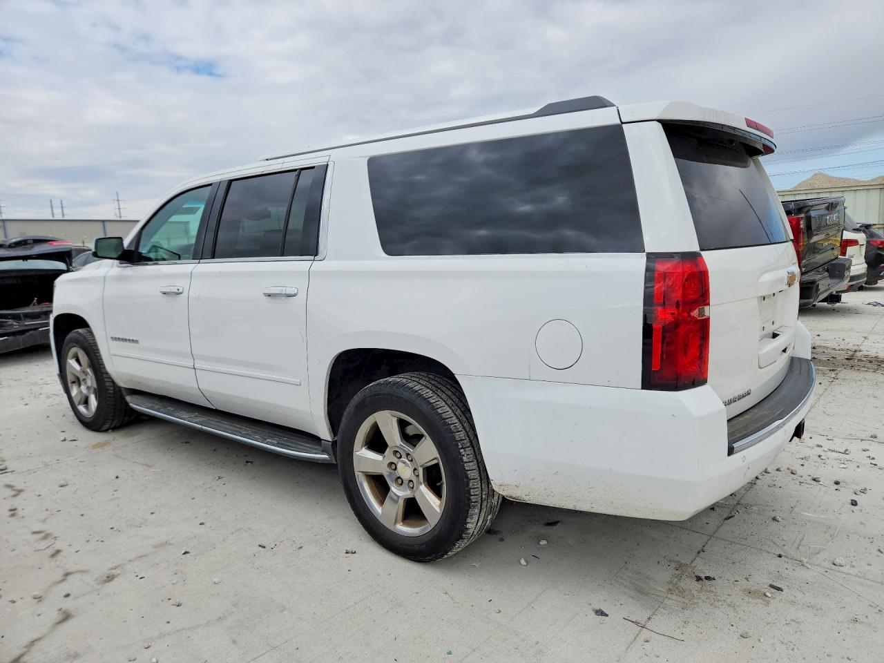 2017 Chevrolet Suburban C1500 Premier - zdjęcie 2