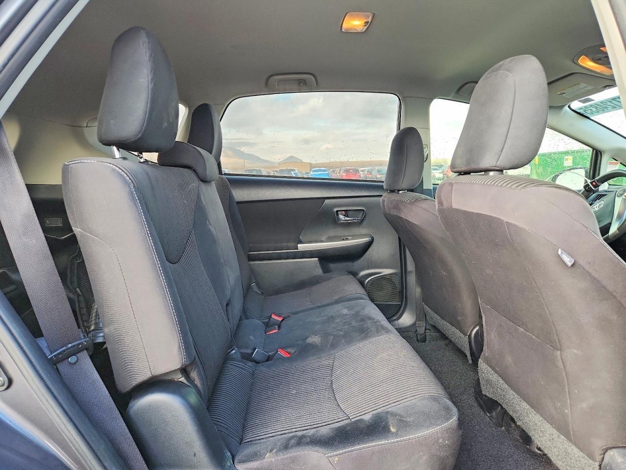 2016 Toyota Prius V - zdjęcie 10